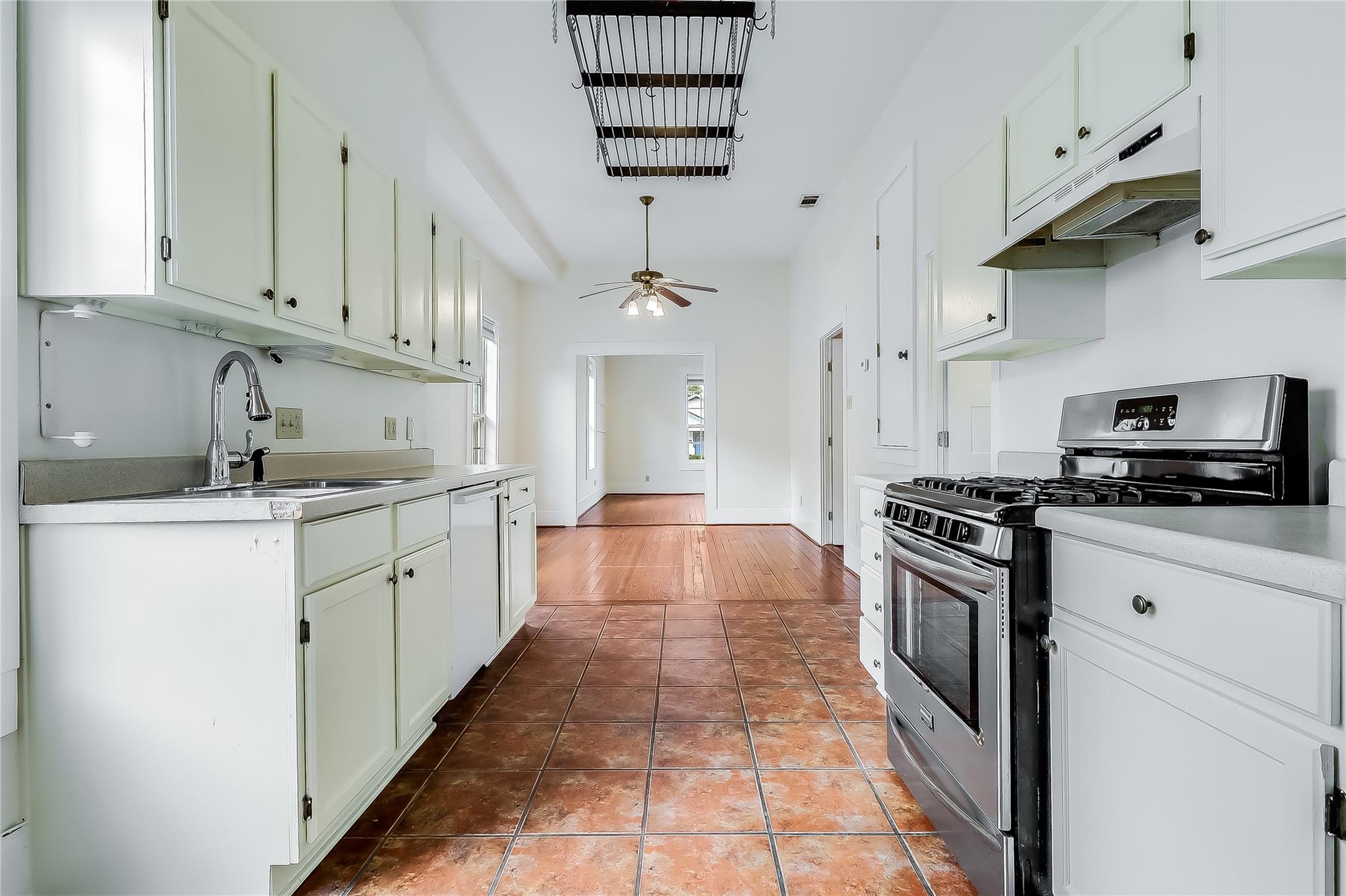 609 W 35th ST