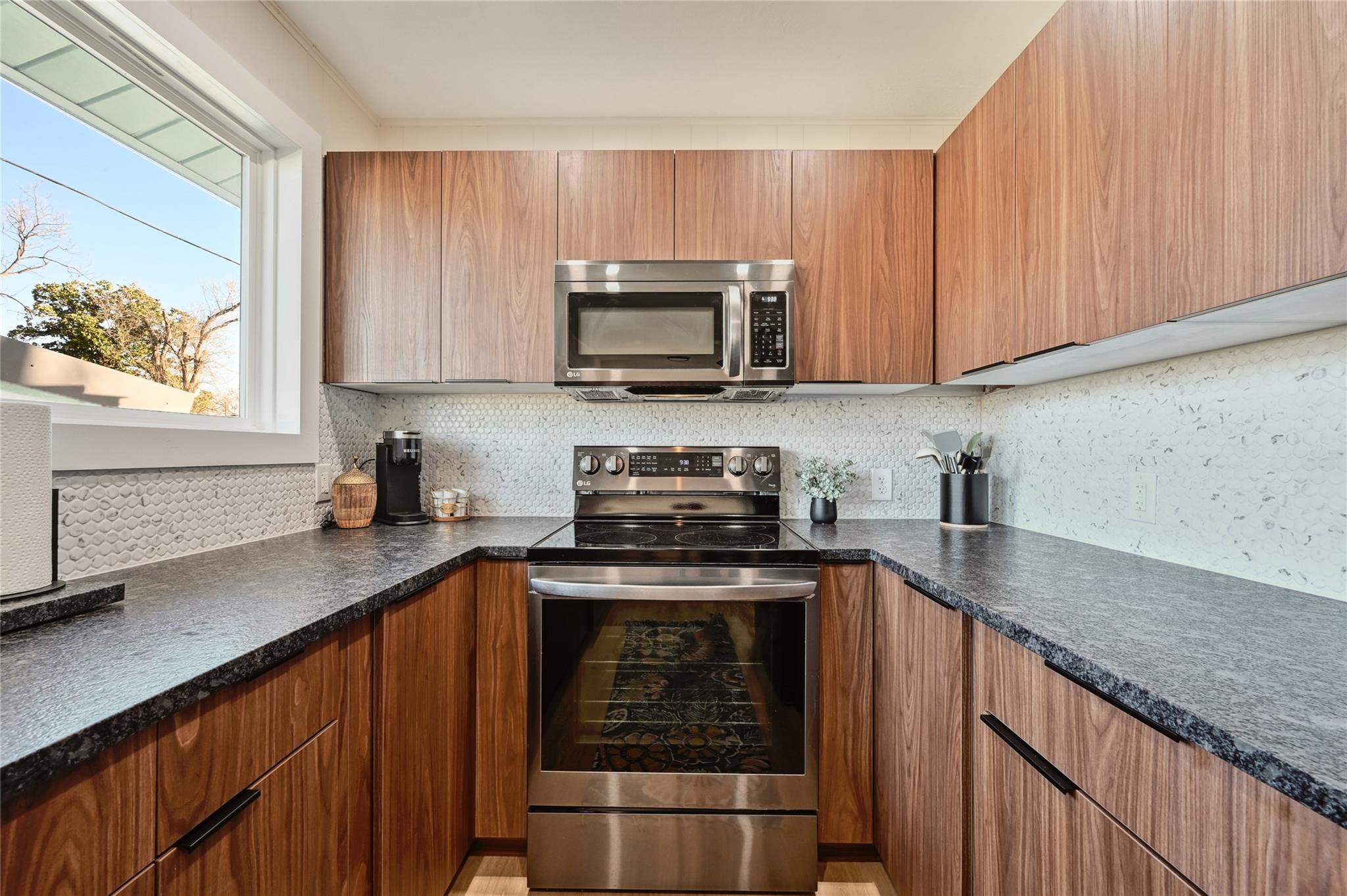 611 Lakeshore LOOP