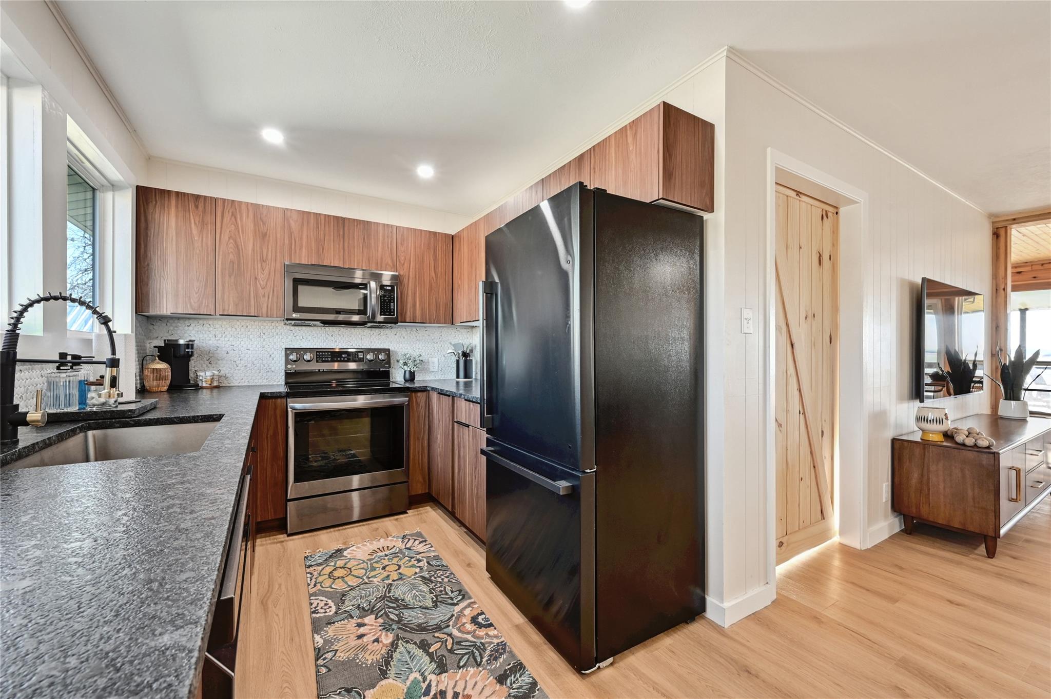 611 Lakeshore LOOP