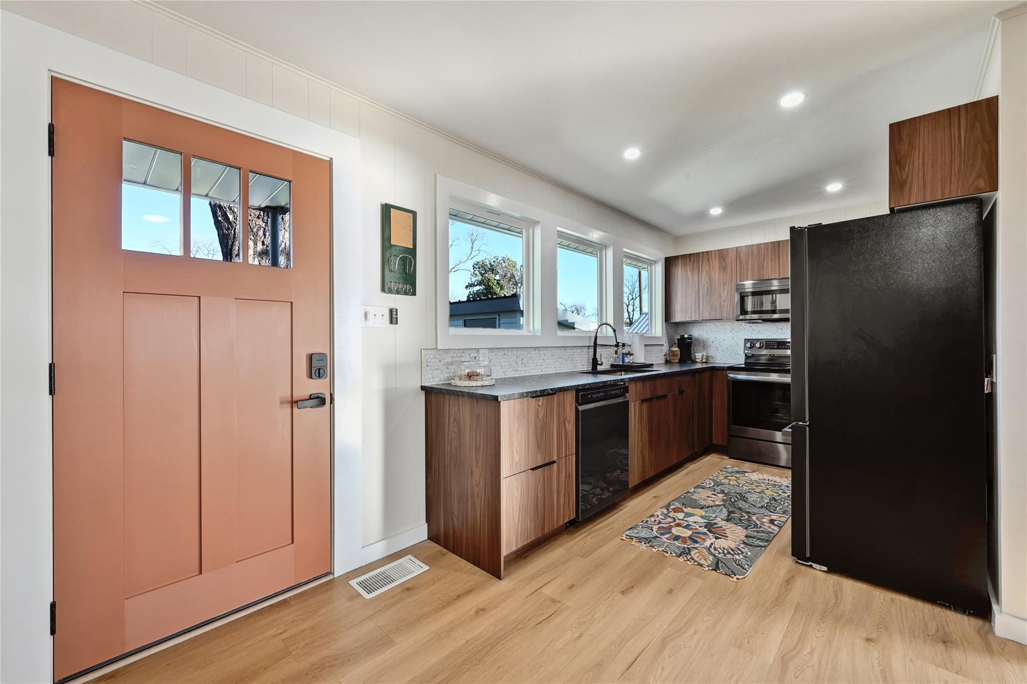 611 Lakeshore LOOP