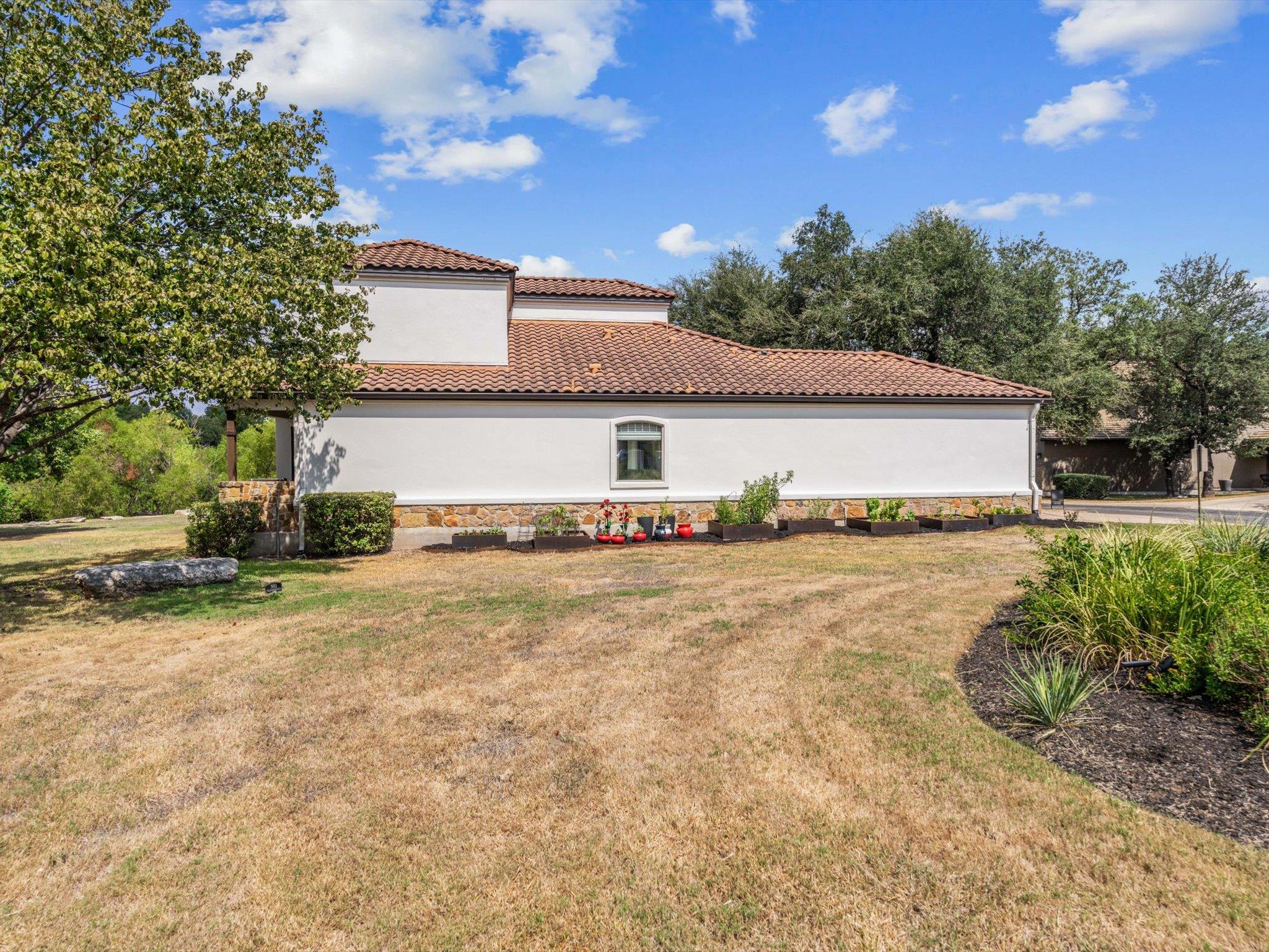 17 Chandon LN