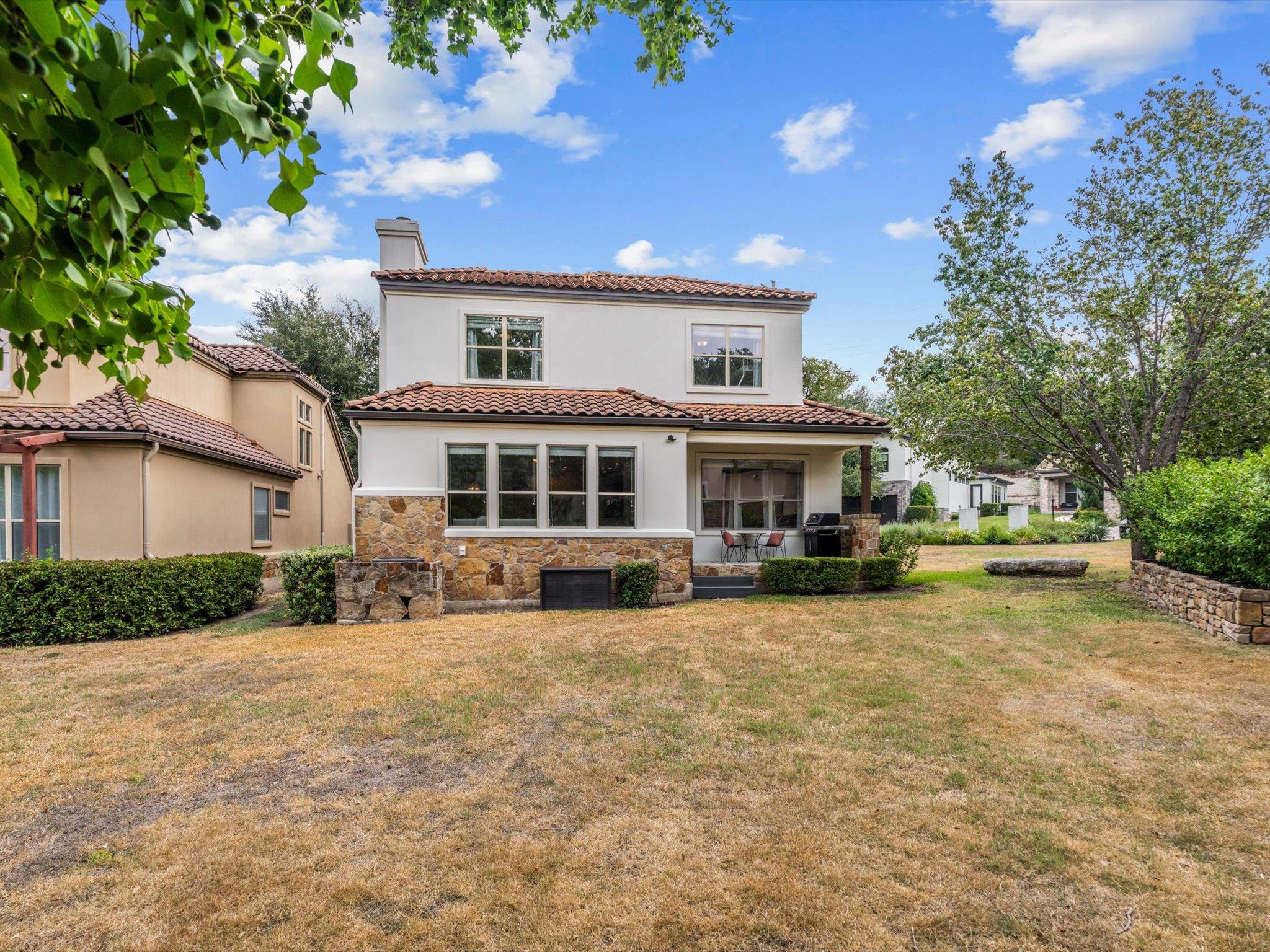 17 Chandon LN