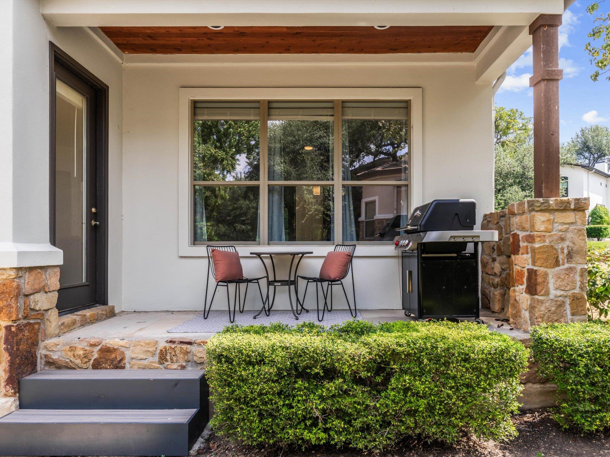 17 Chandon LN