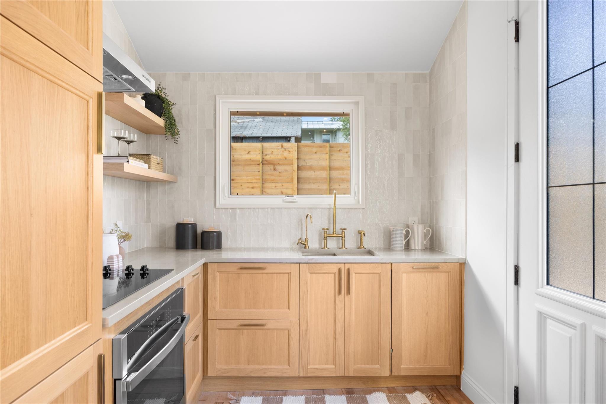 1613 W 10th ST