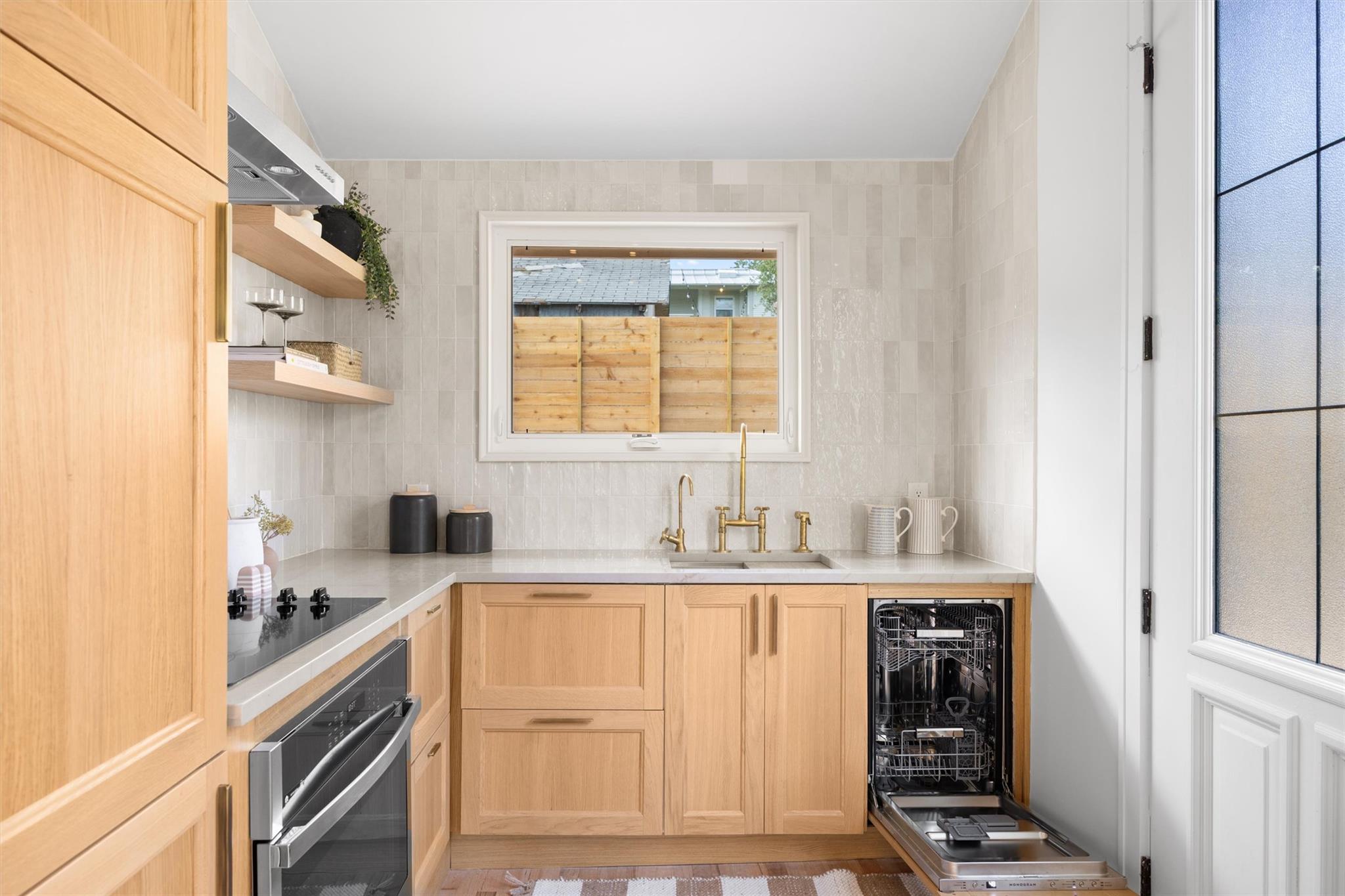 1613 W 10th ST