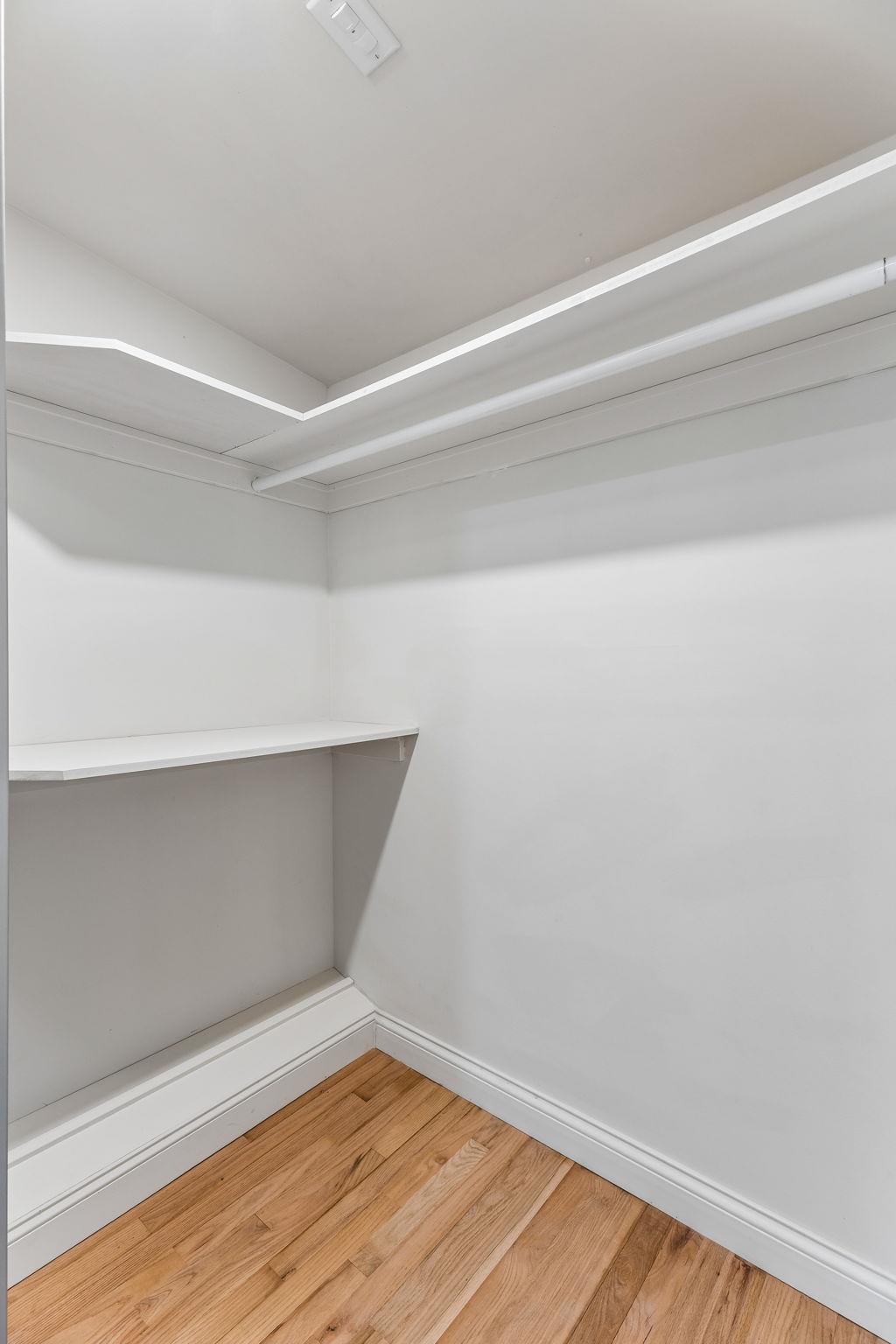 1613 W 10th ST