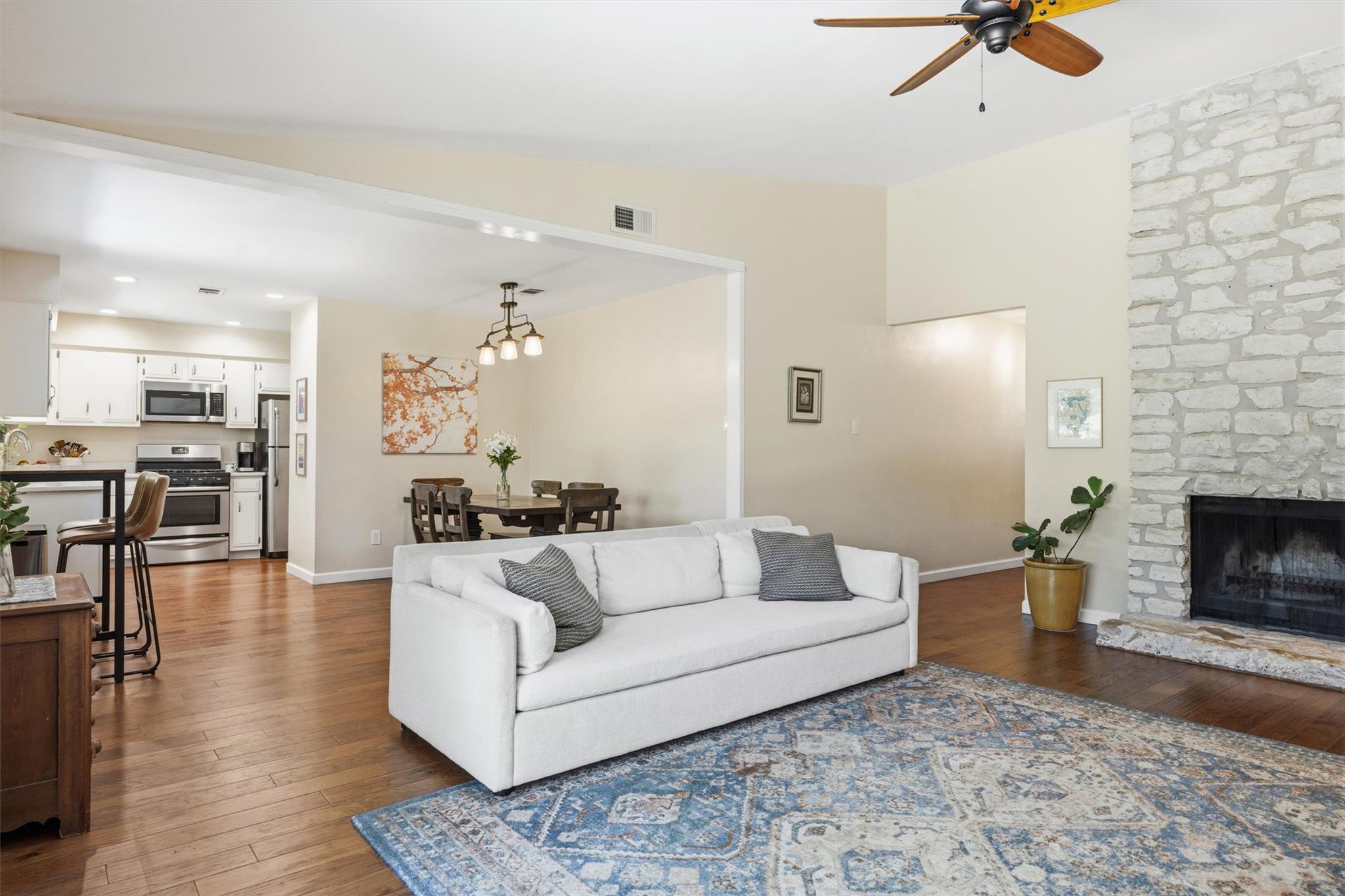 617 Blackberry DR