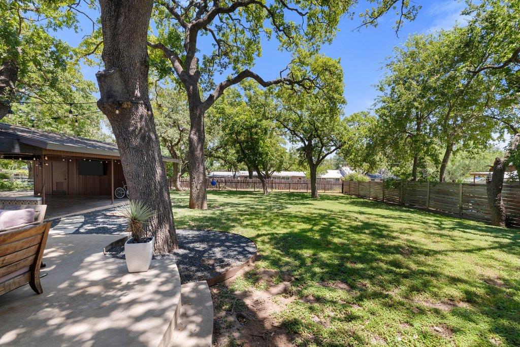 806 W Schubert ST
