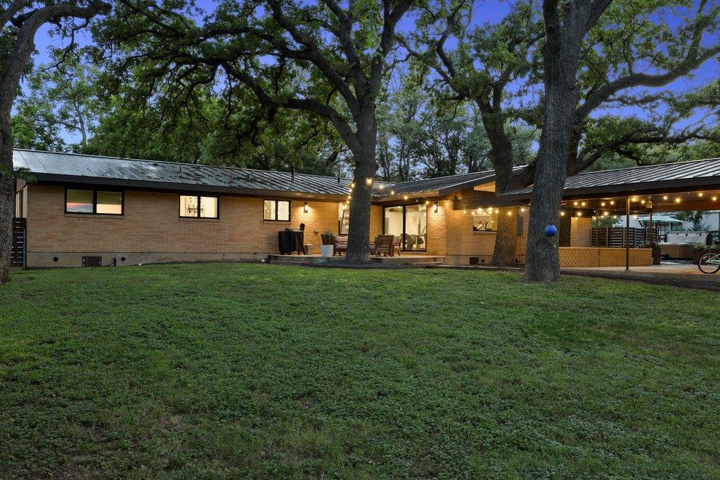 806 W Schubert ST