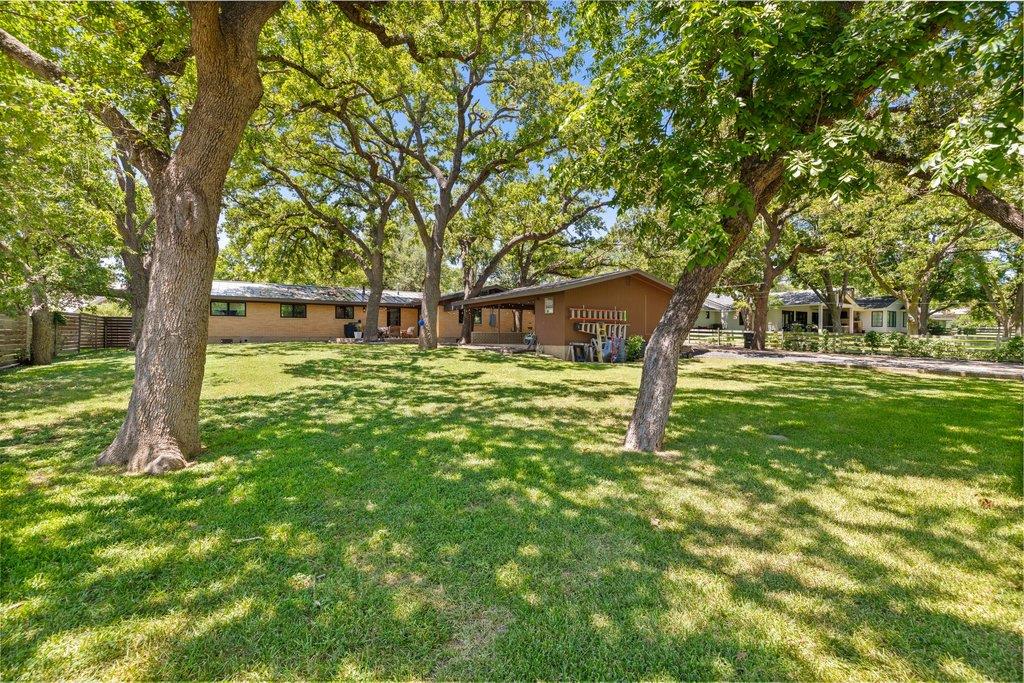 806 W Schubert ST