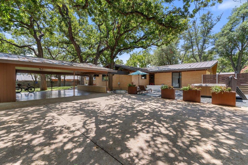 806 W Schubert ST