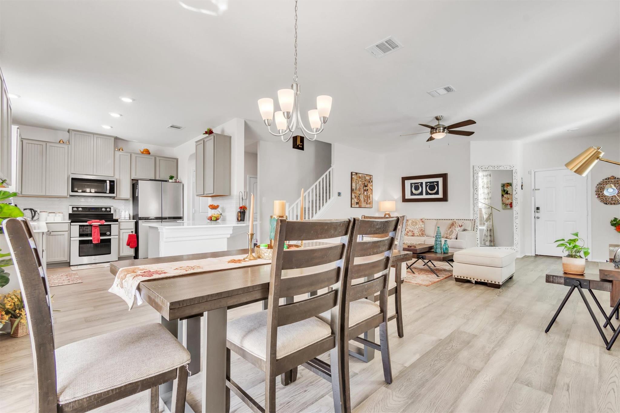 421 Conchillos DR
