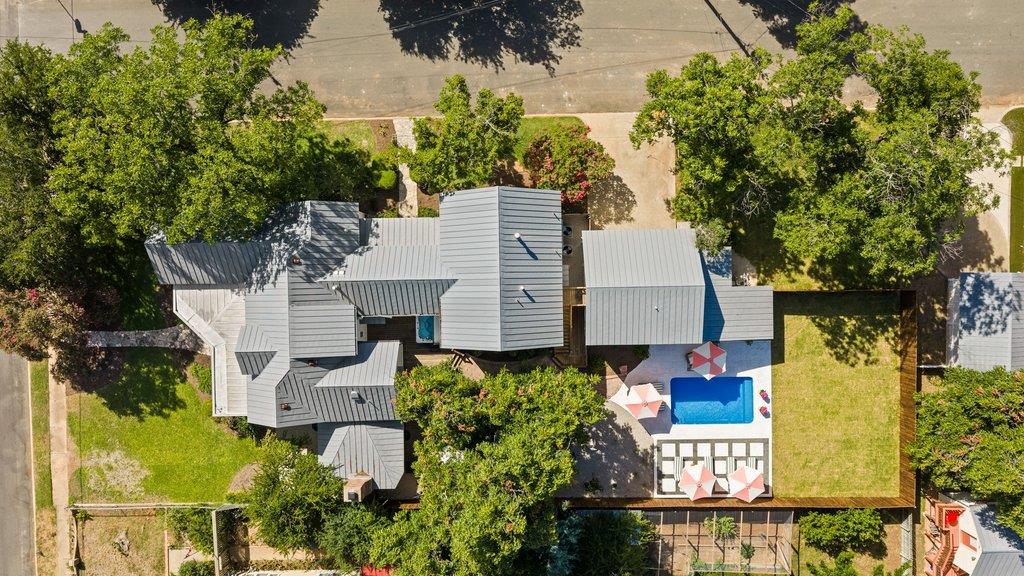 308 E Travis ST