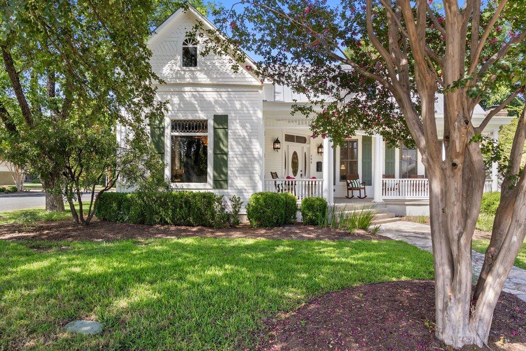 308 E Travis ST
