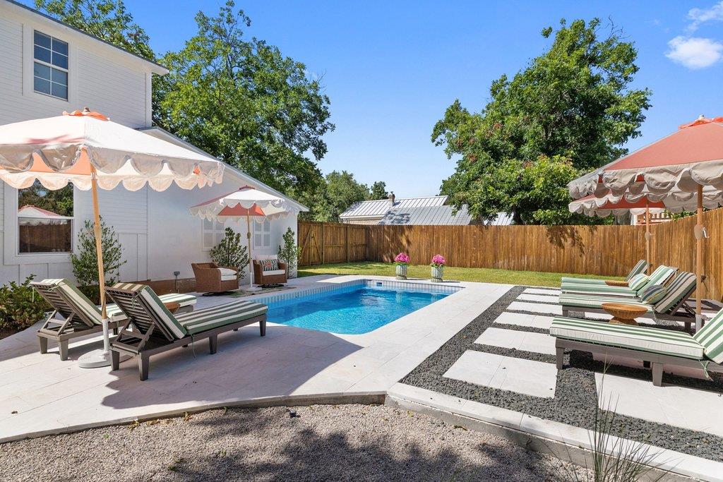 308 E Travis ST