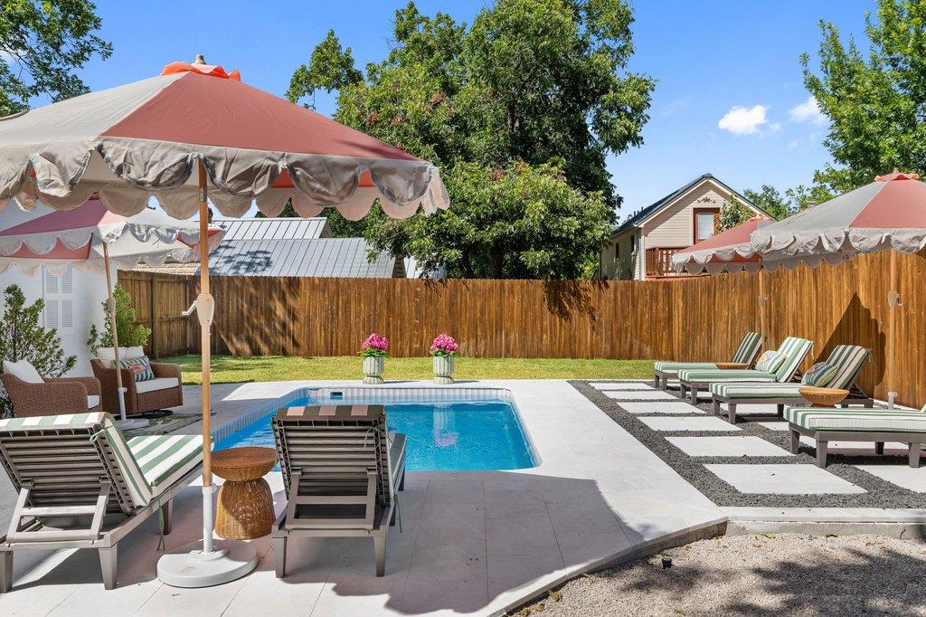 308 E Travis ST