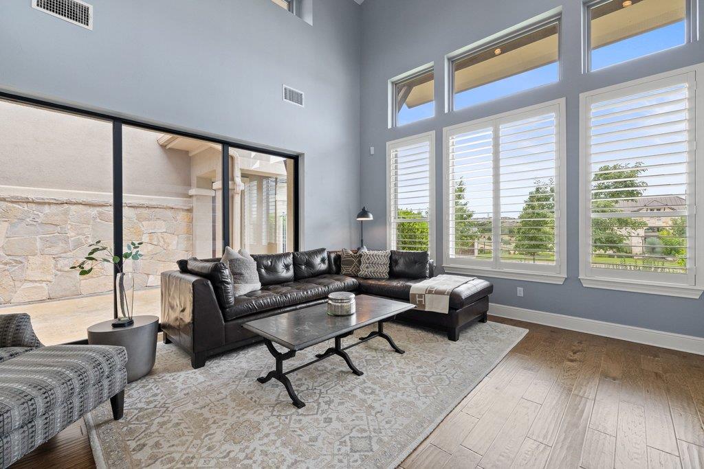 320 Bisset CT
