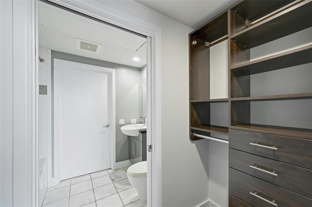 300 Bowie ST # 2301