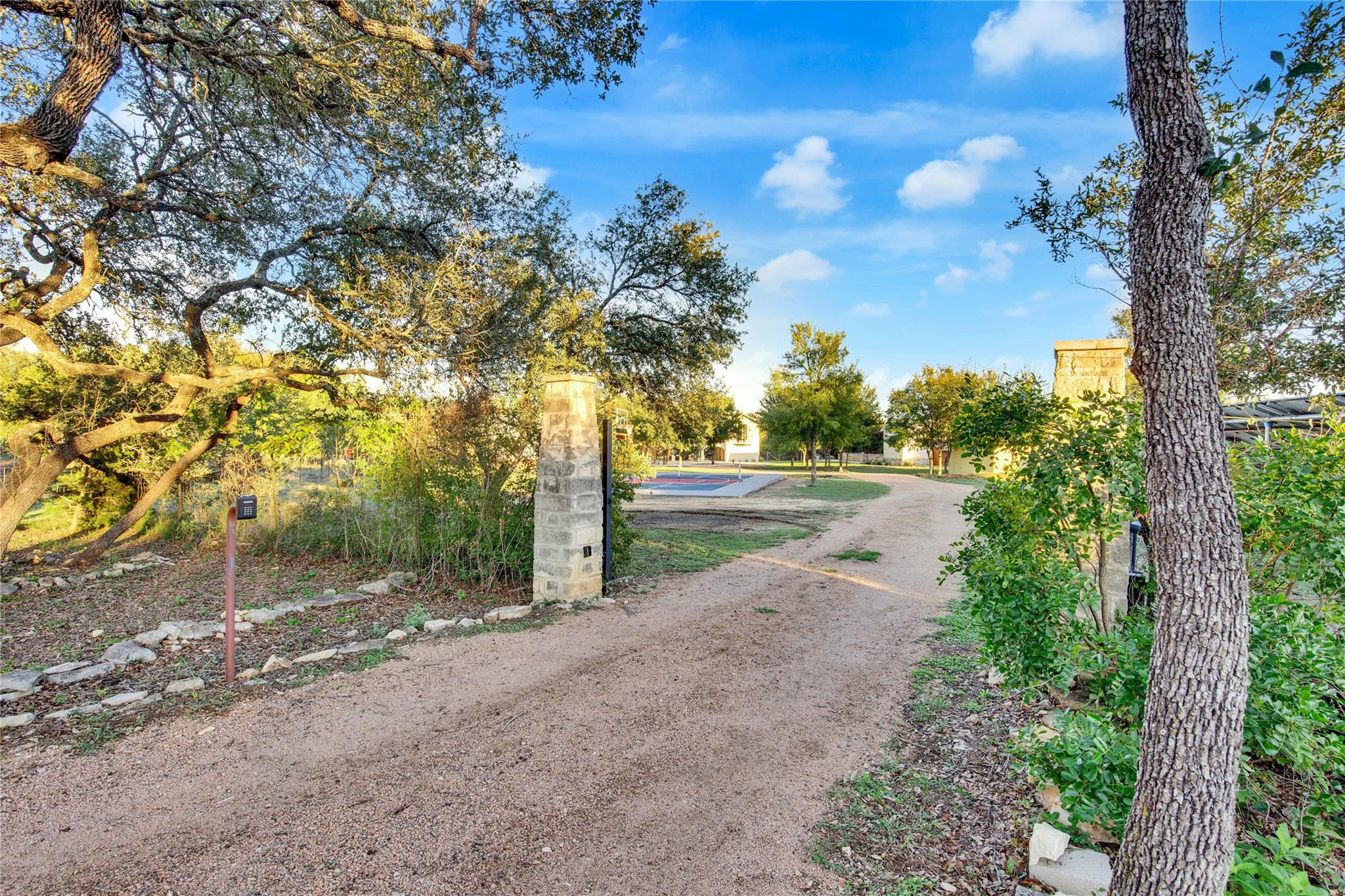 609 S Creekwood DR