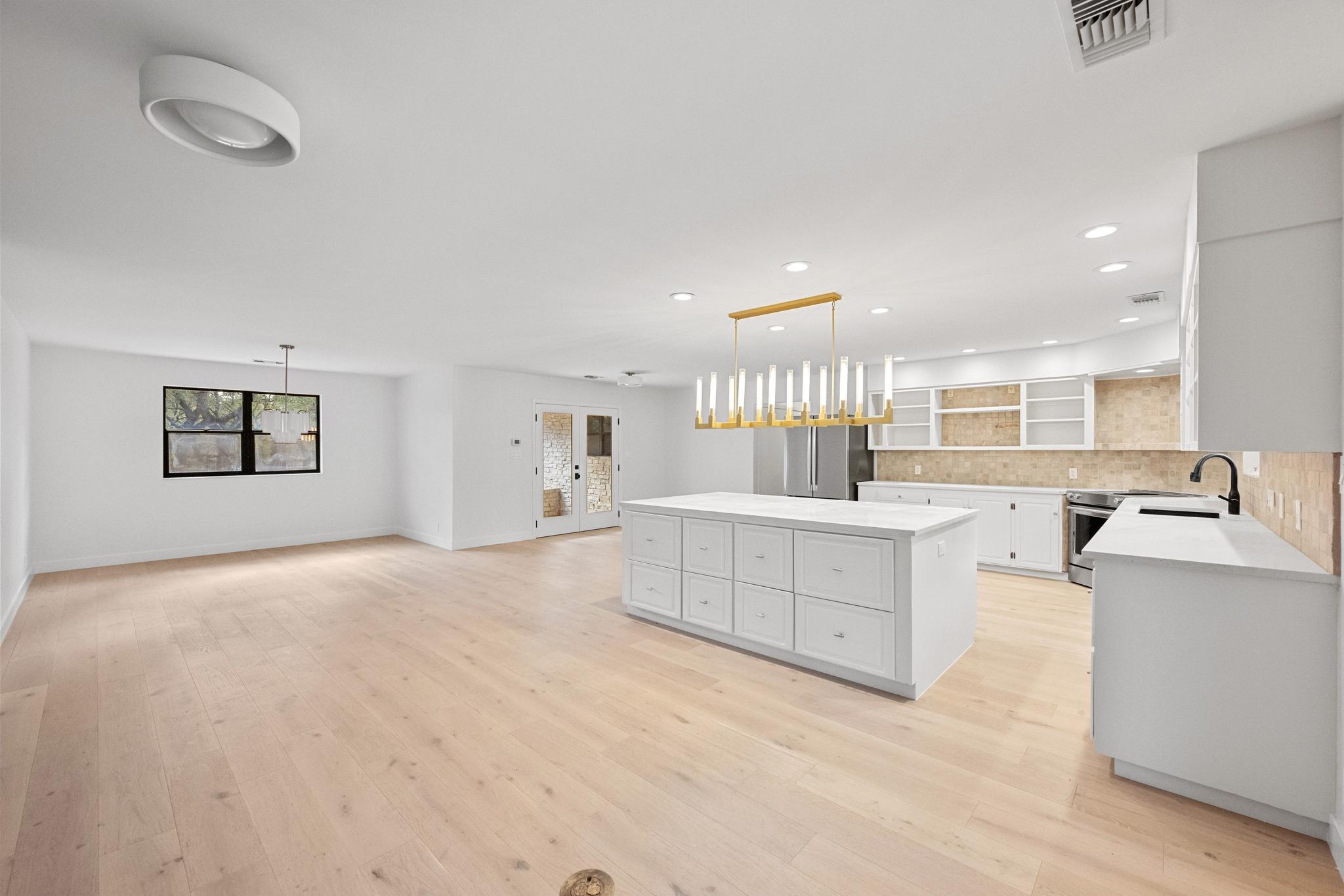 302 Westlake DR