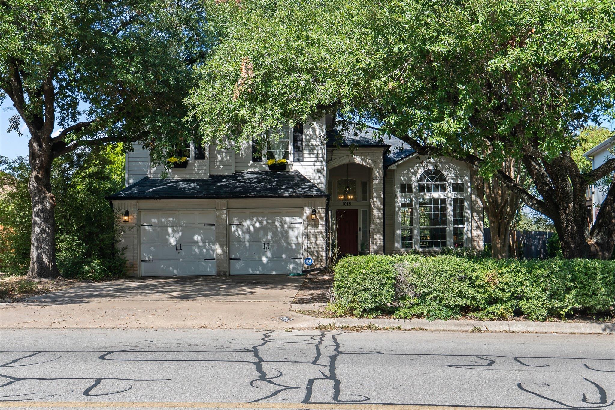 1015 Oaklands DR