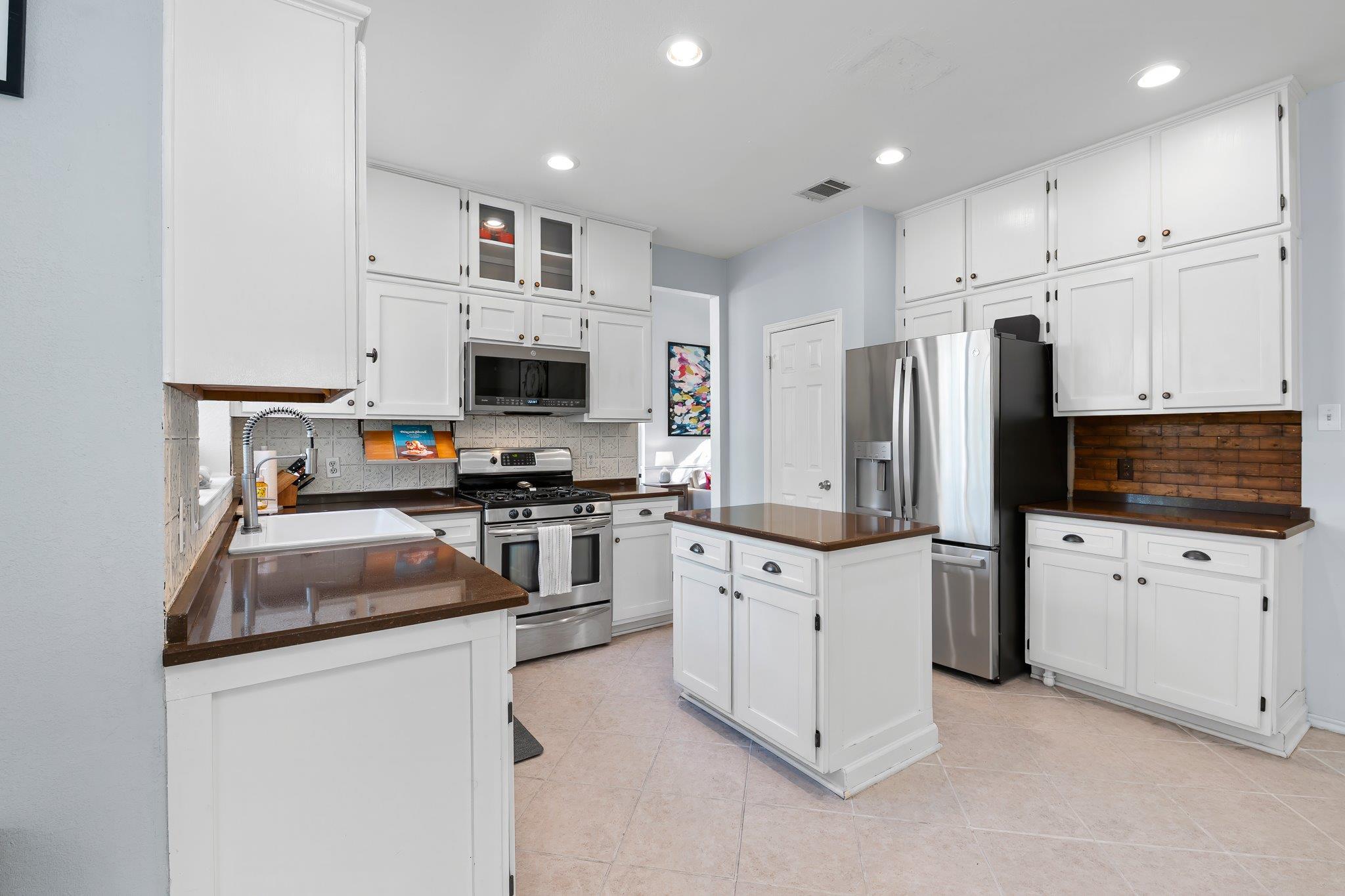 1015 Oaklands DR