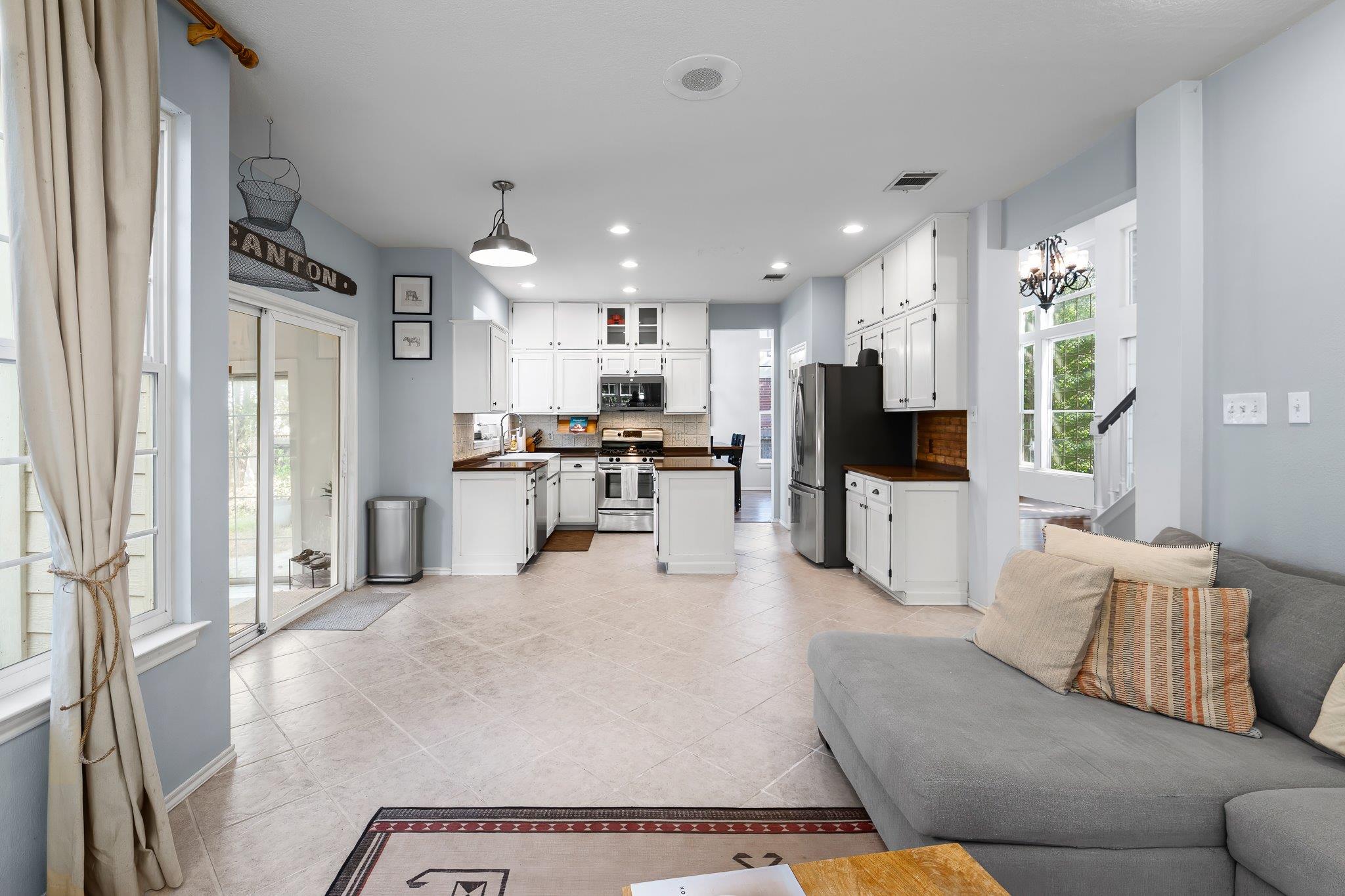 1015 Oaklands DR