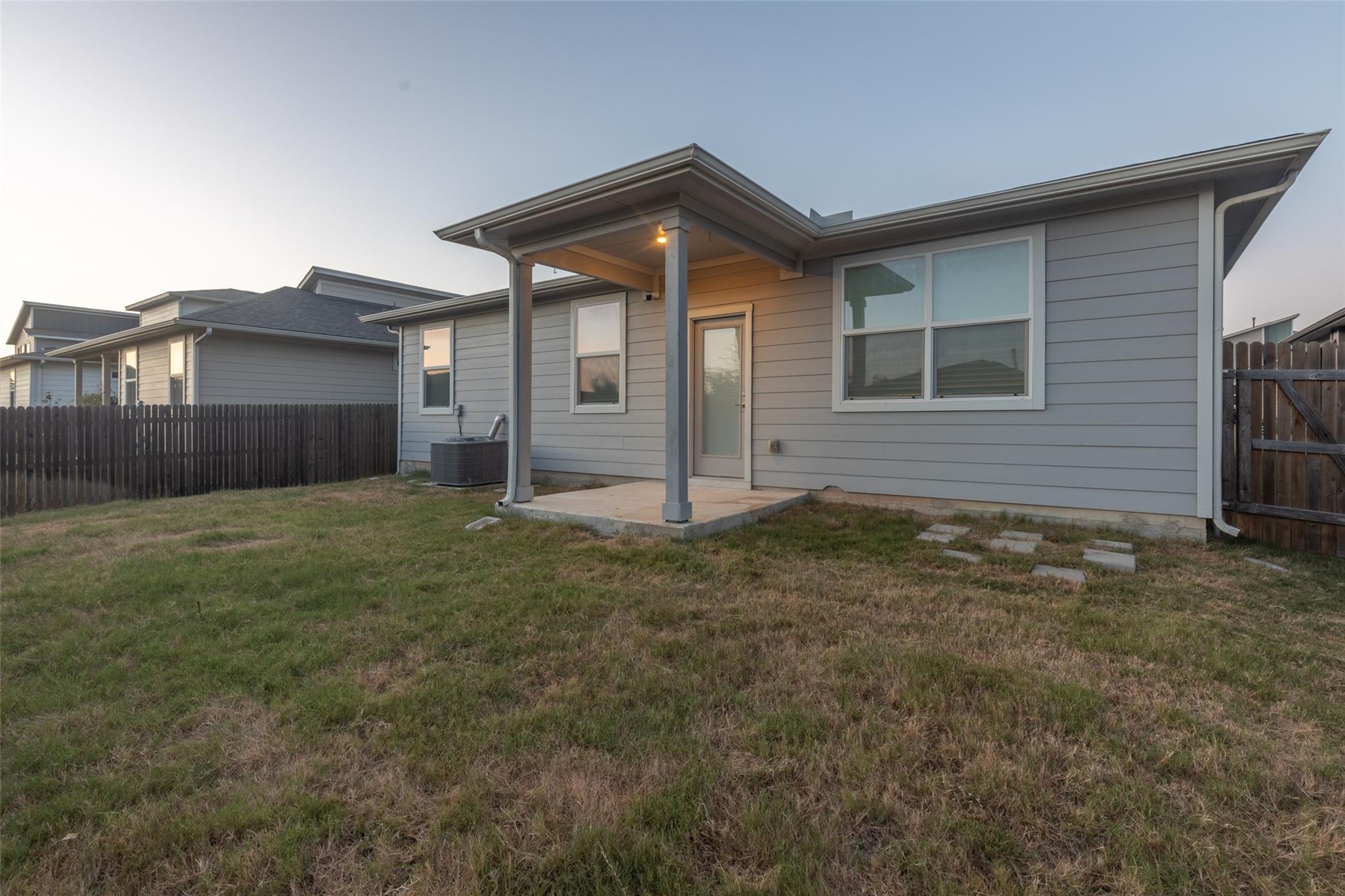 2913 Louris LN