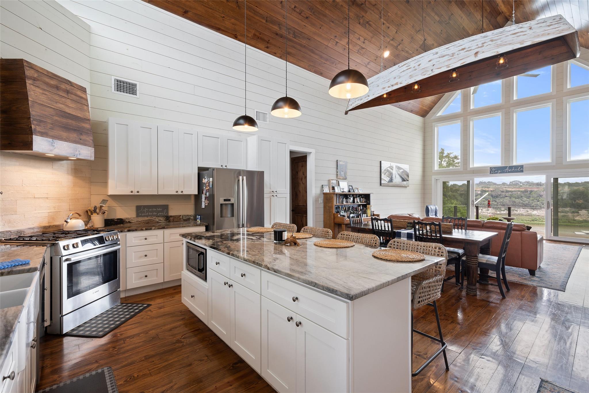 1289 Lakeshore DR