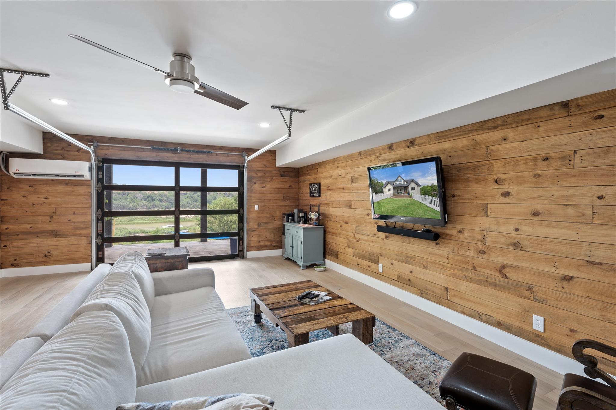 1289 Lakeshore DR