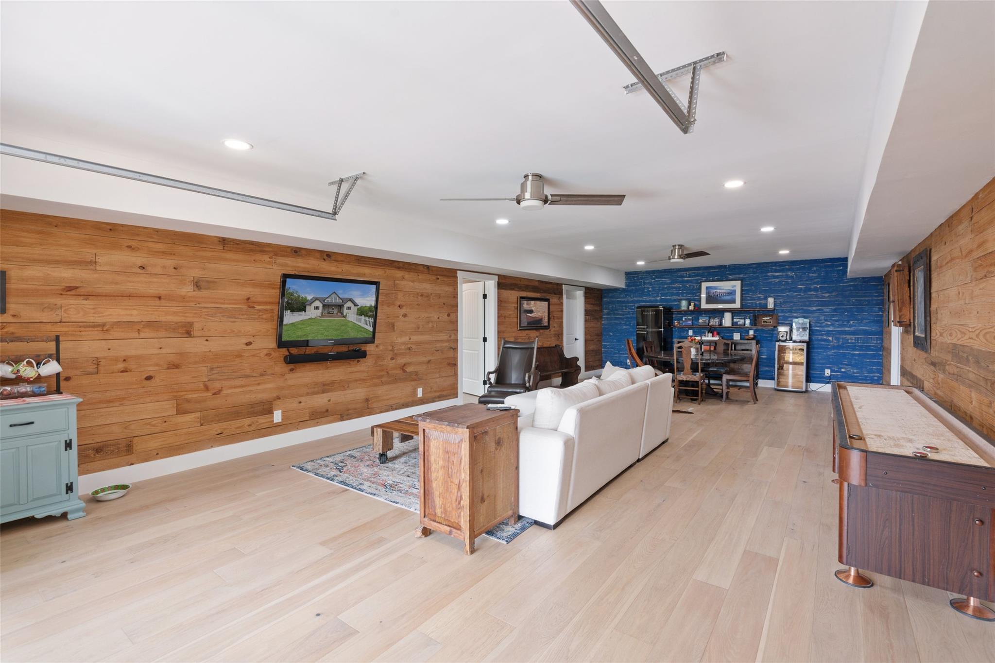 1289 Lakeshore DR
