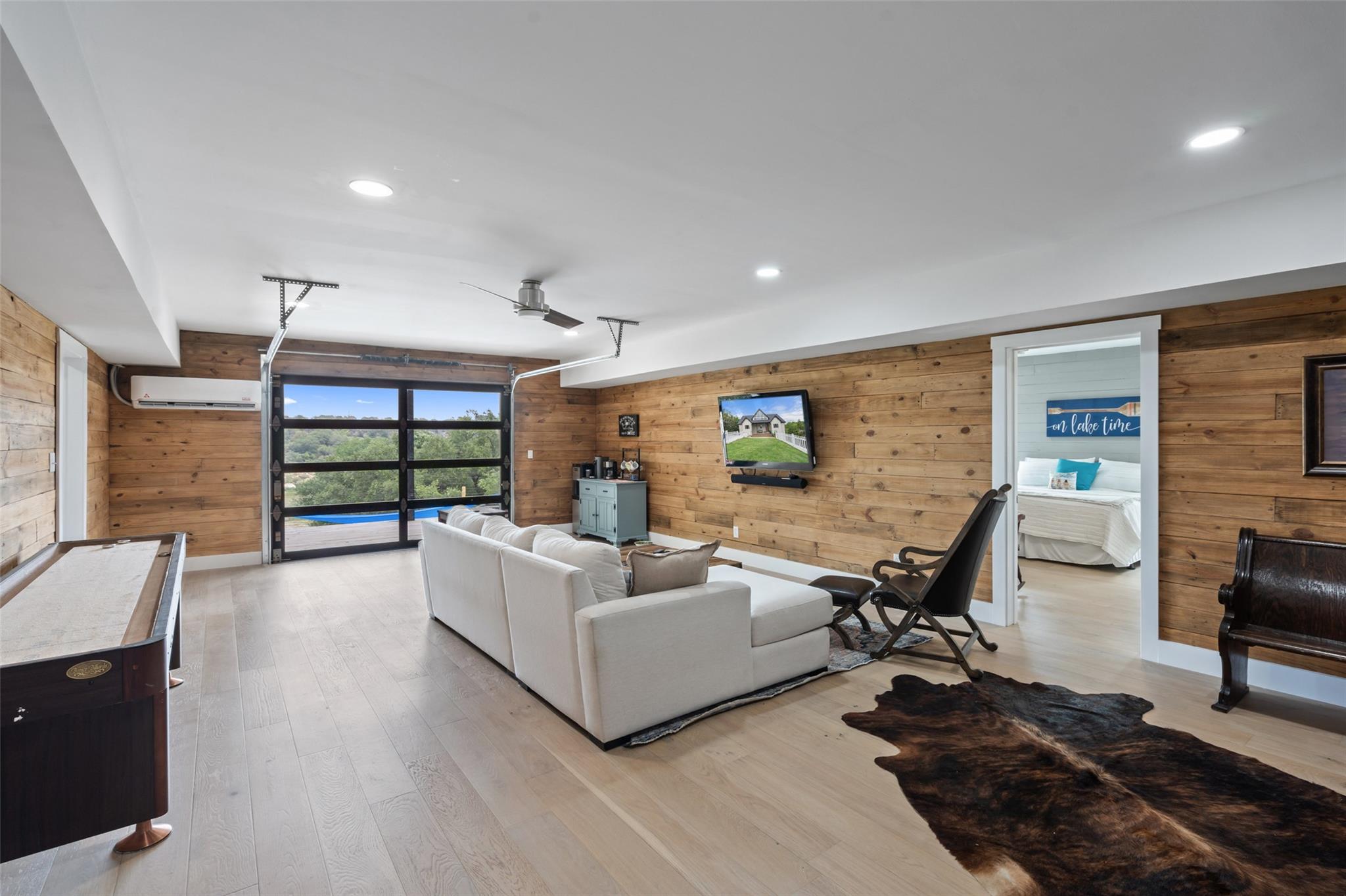 1289 Lakeshore DR