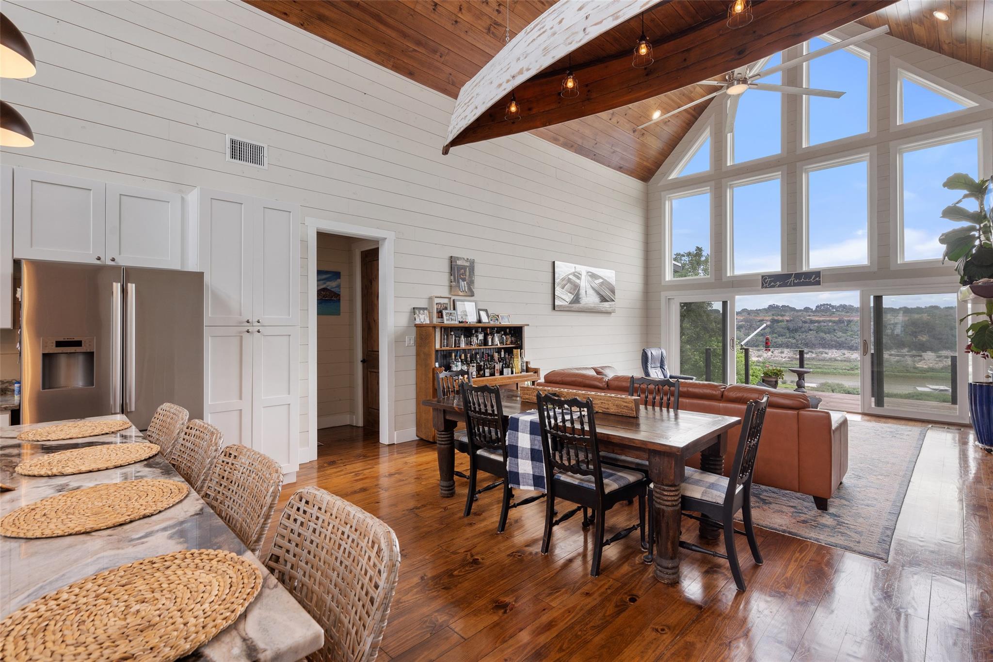 1289 Lakeshore DR