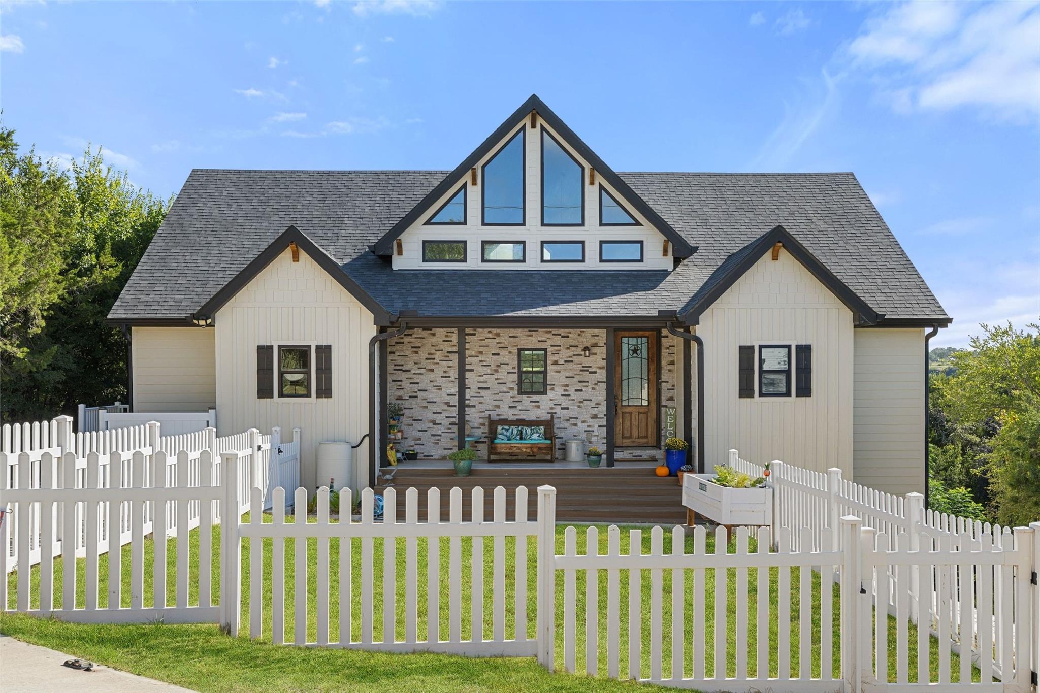 1289 Lakeshore DR