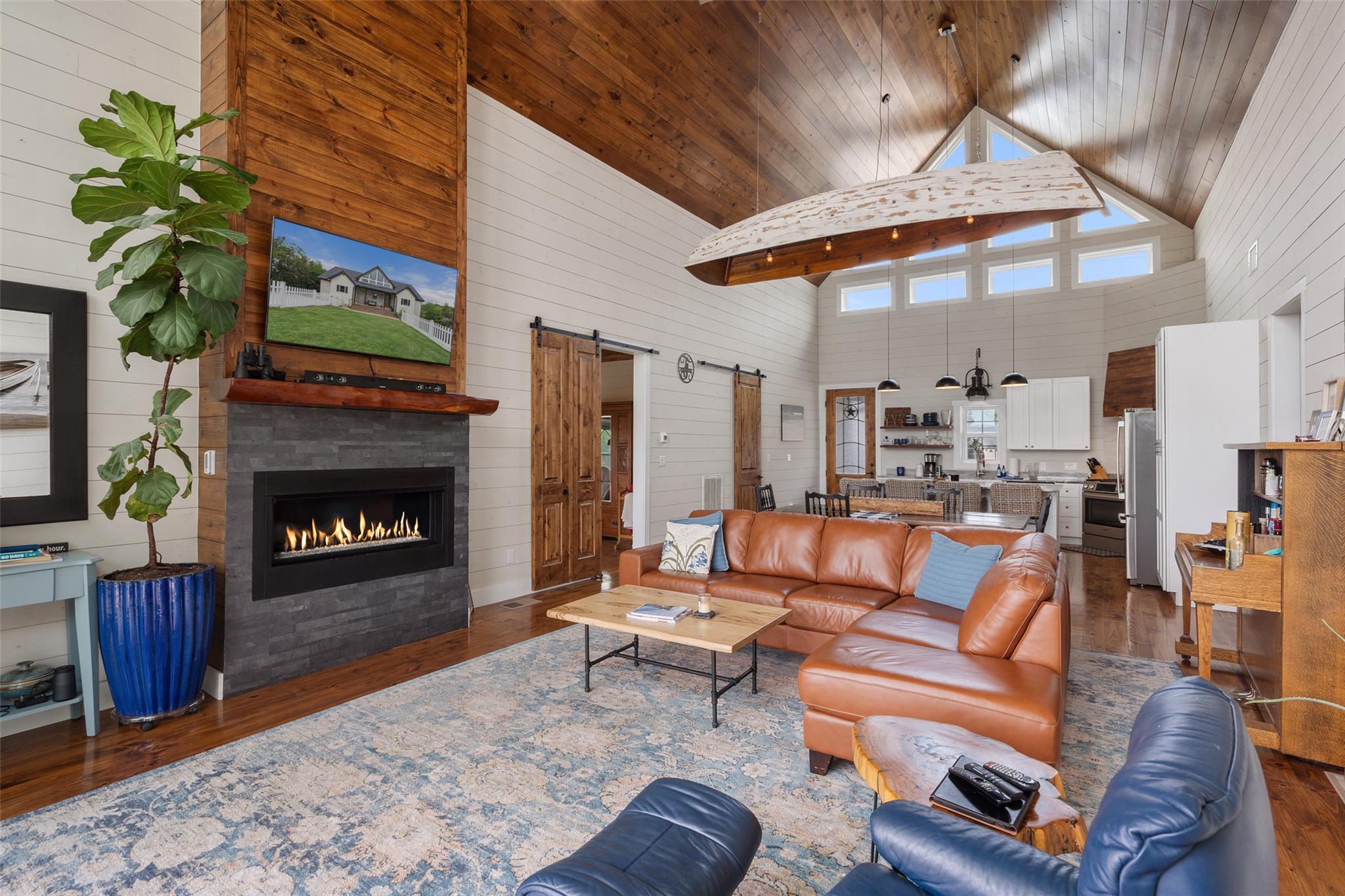 1289 Lakeshore DR