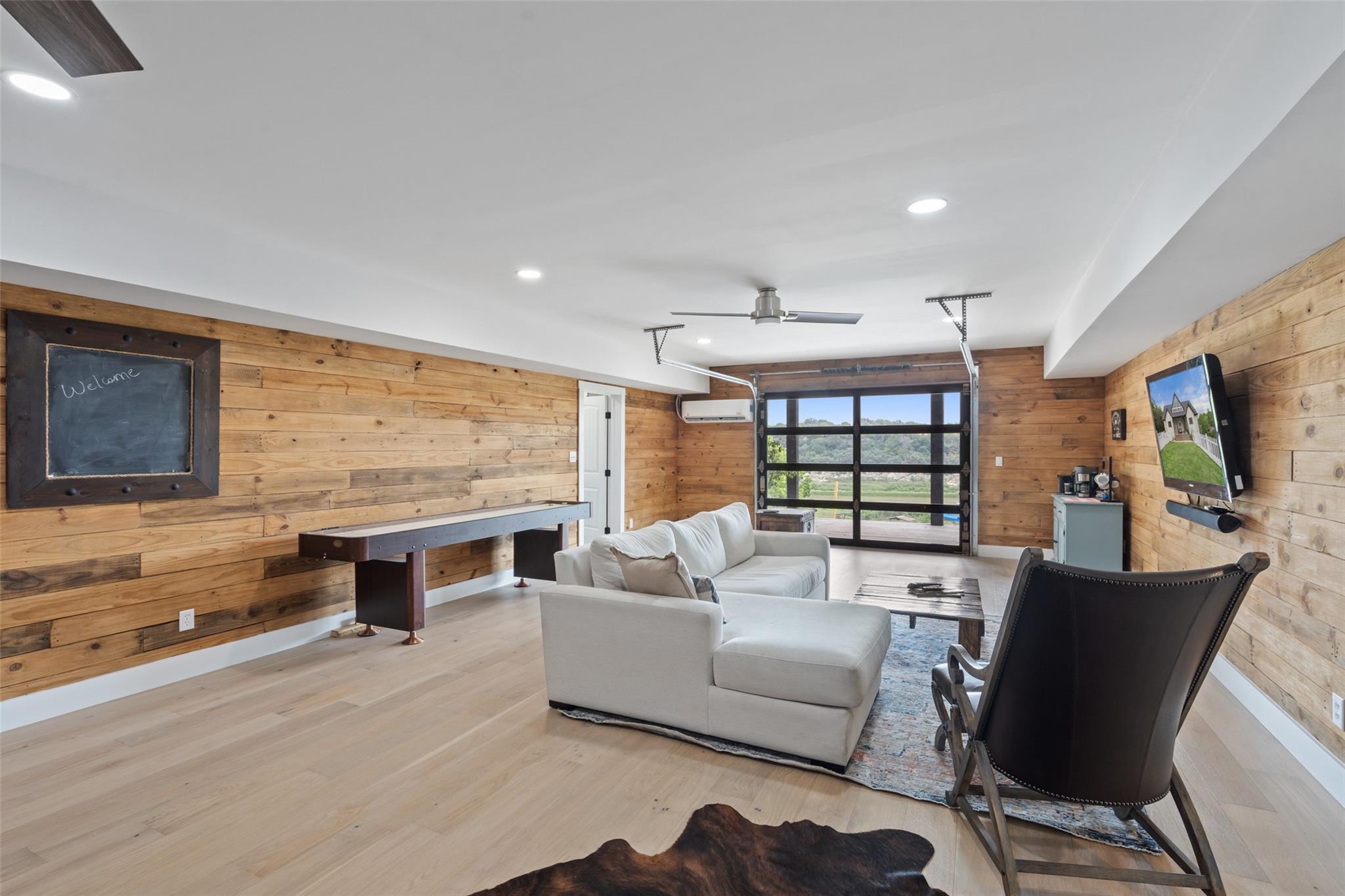 1289 Lakeshore DR