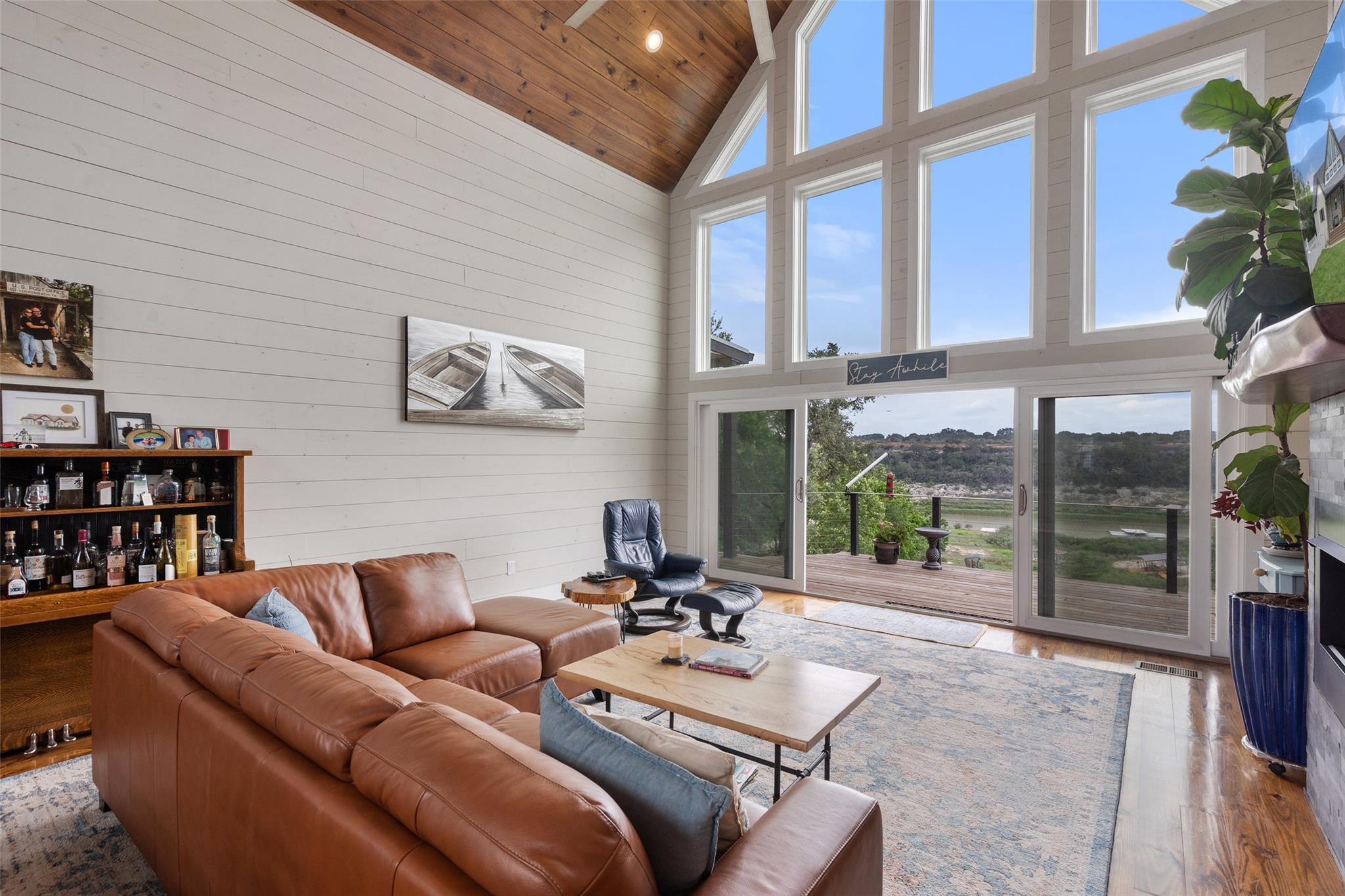 1289 Lakeshore DR