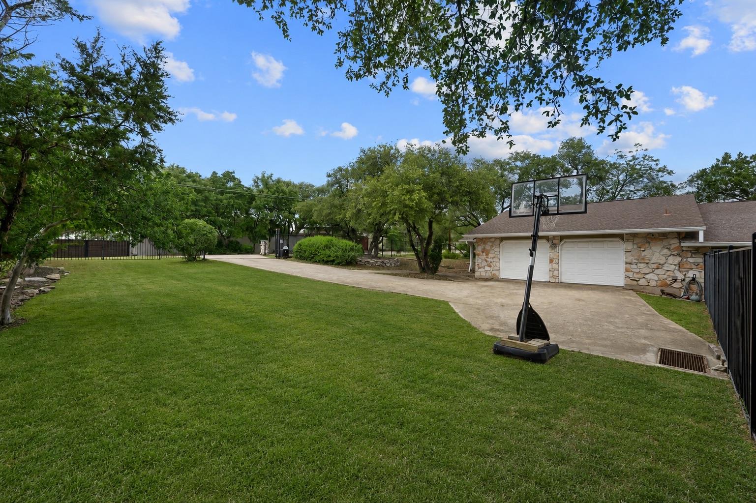 1211 Falcon Ledge DR