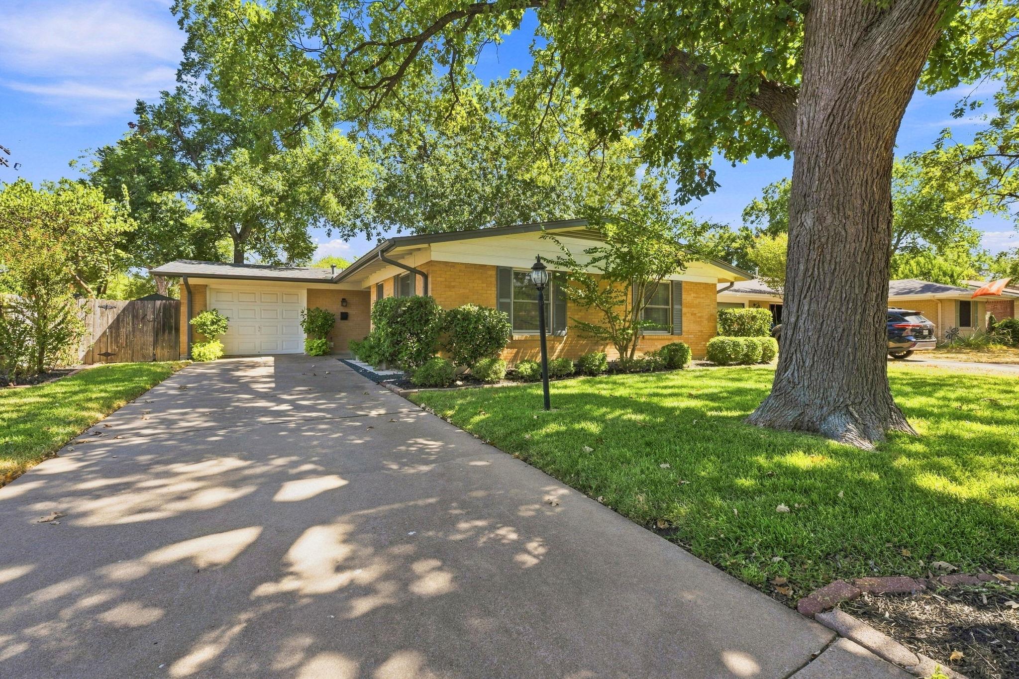 2114 Lanier DR