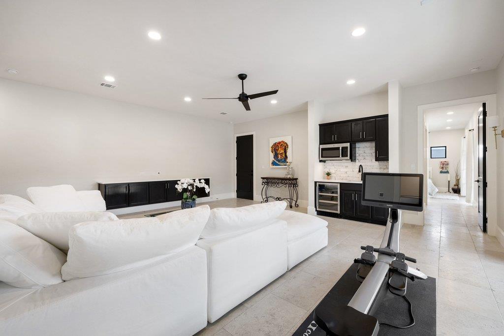 4001 Tejon CIR