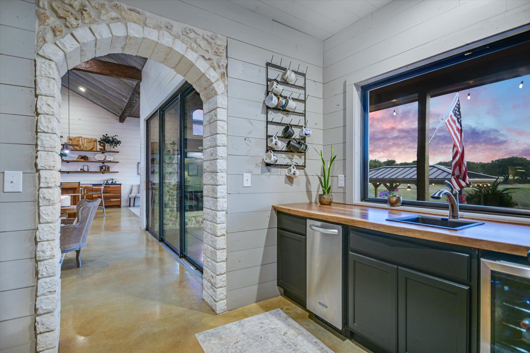 112 CLEARWATER DR