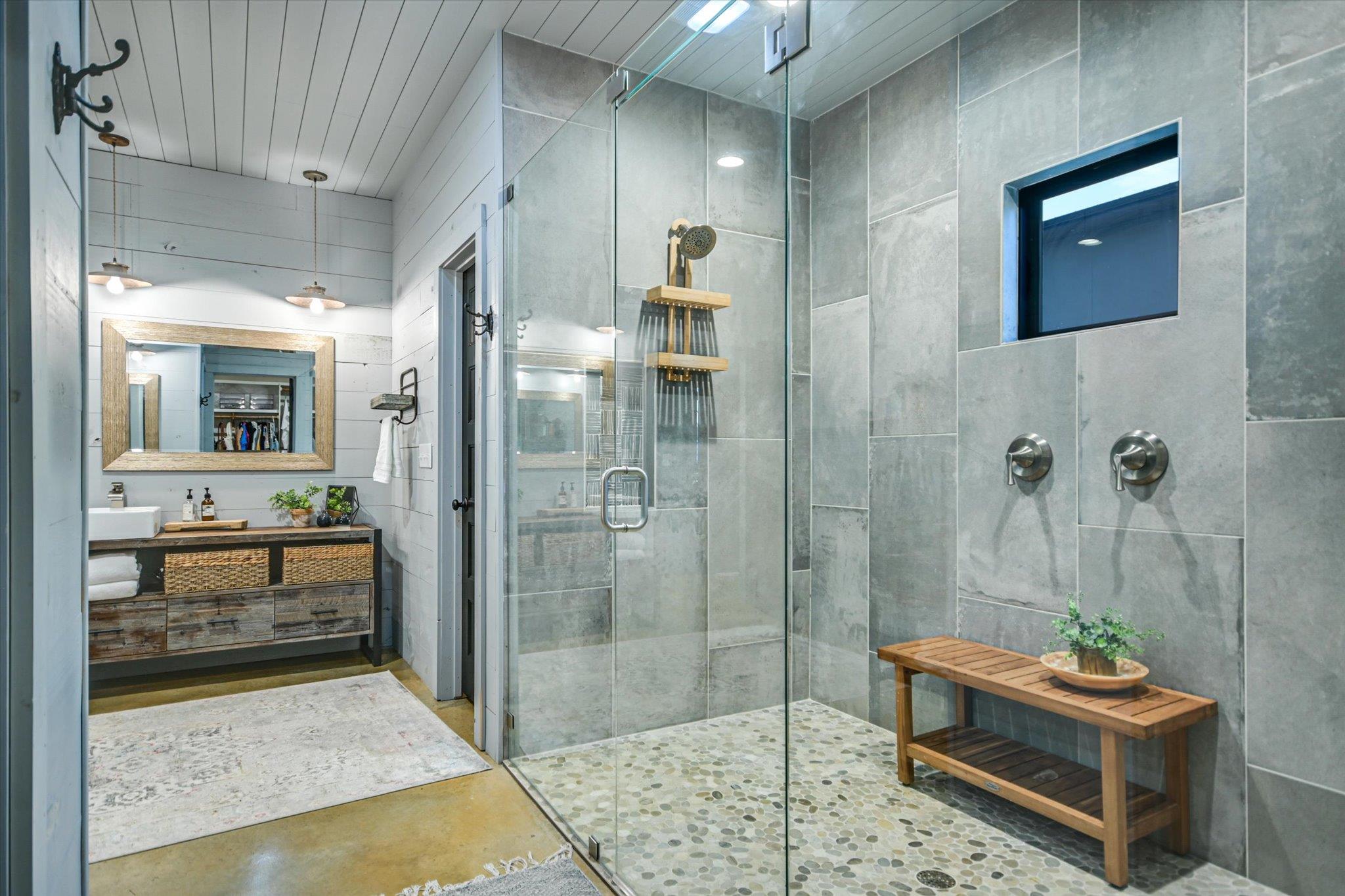 112 CLEARWATER DR