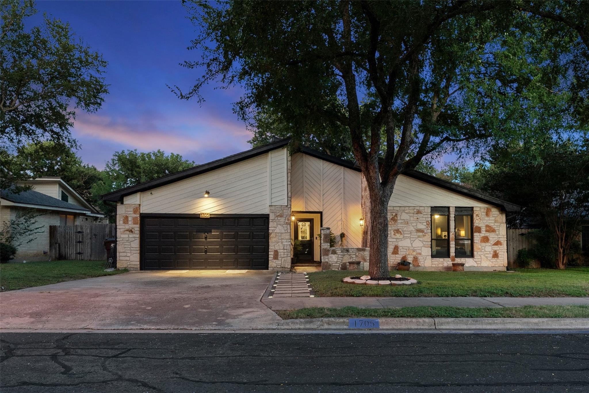 1705 Wild Horse LN