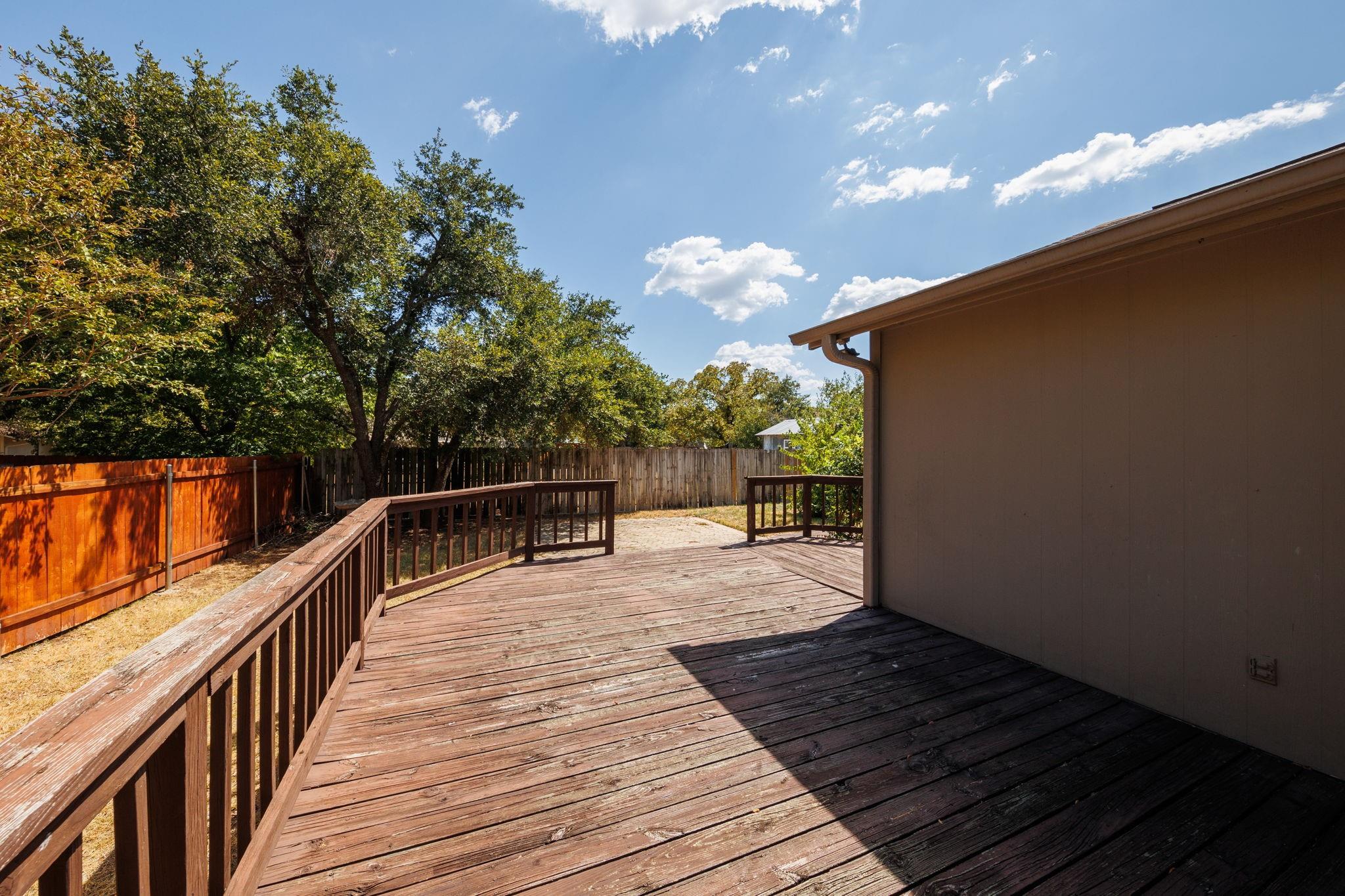 808 Primrose LN