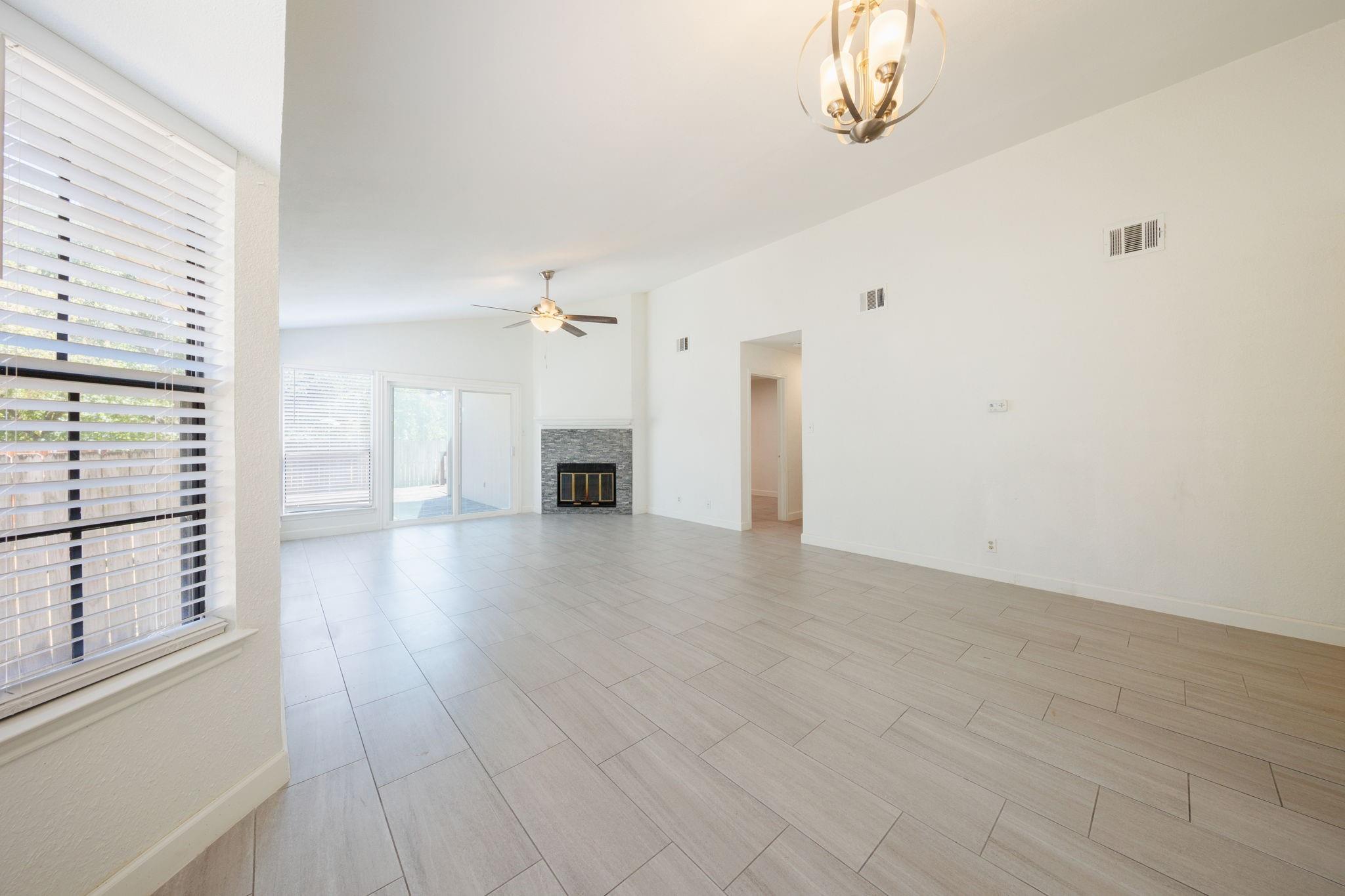808 Primrose LN