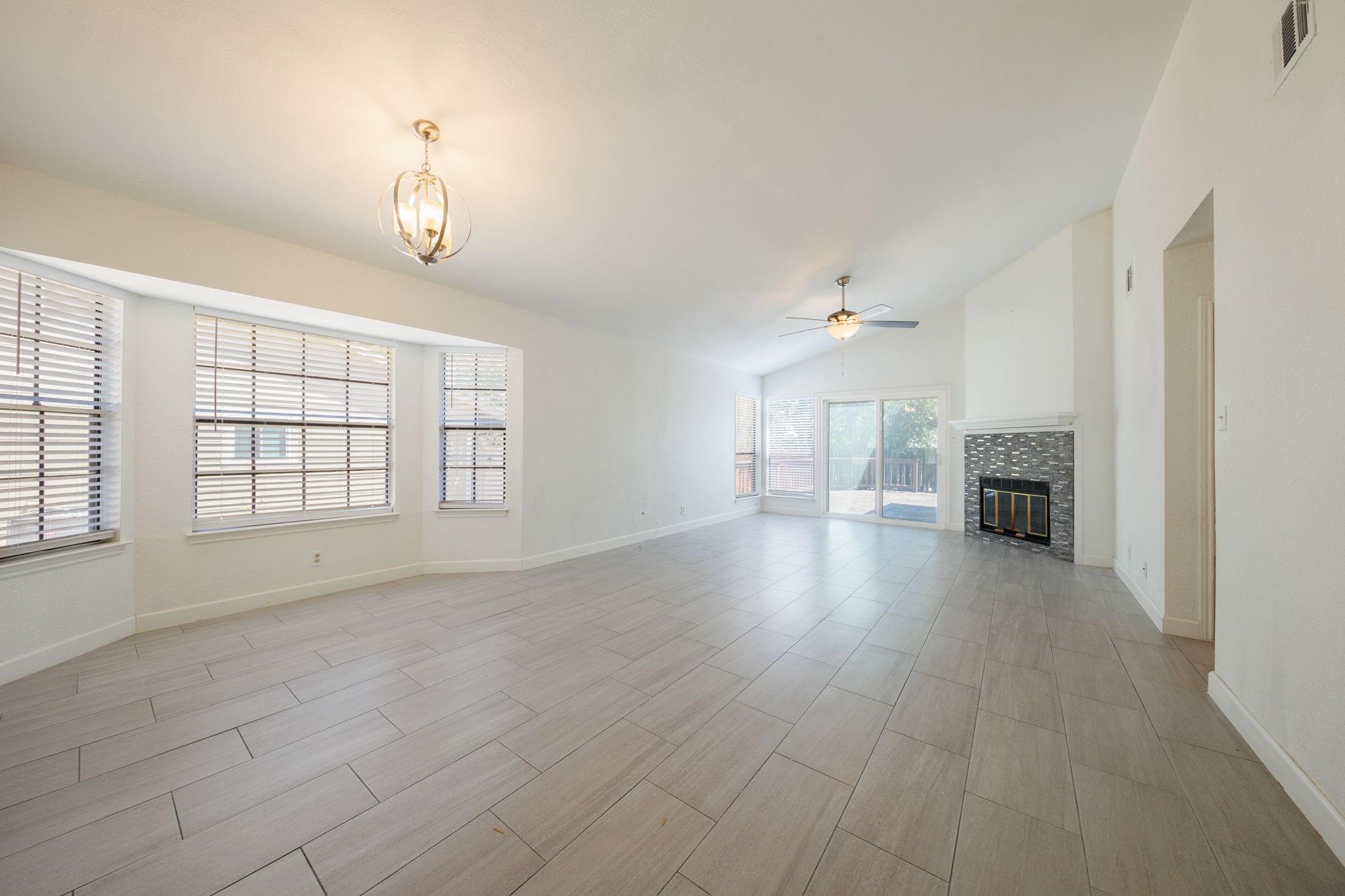 808 Primrose LN