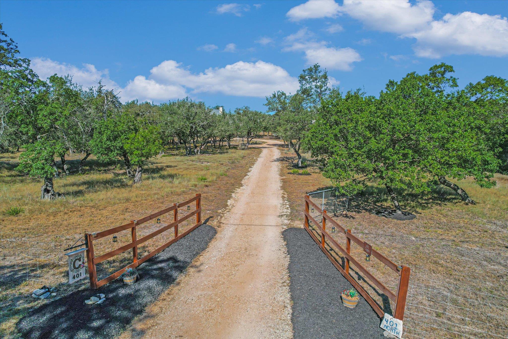 401 N RAINBOW RANCH RD
