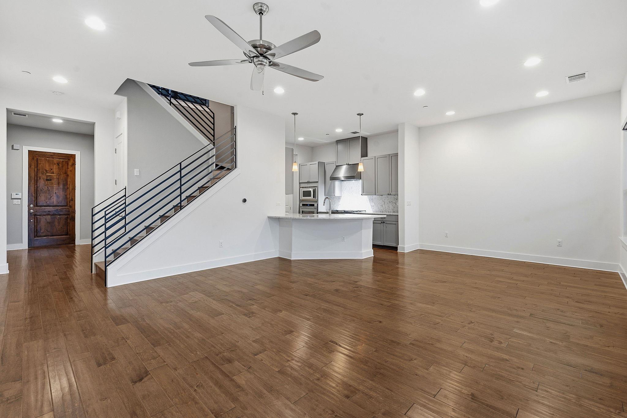 8200 Southwest PKWY # 302
