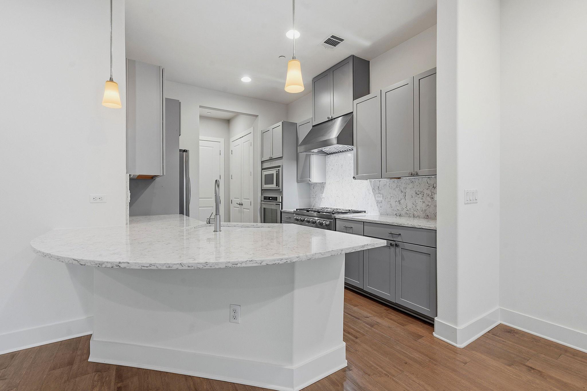 8200 Southwest PKWY # 302