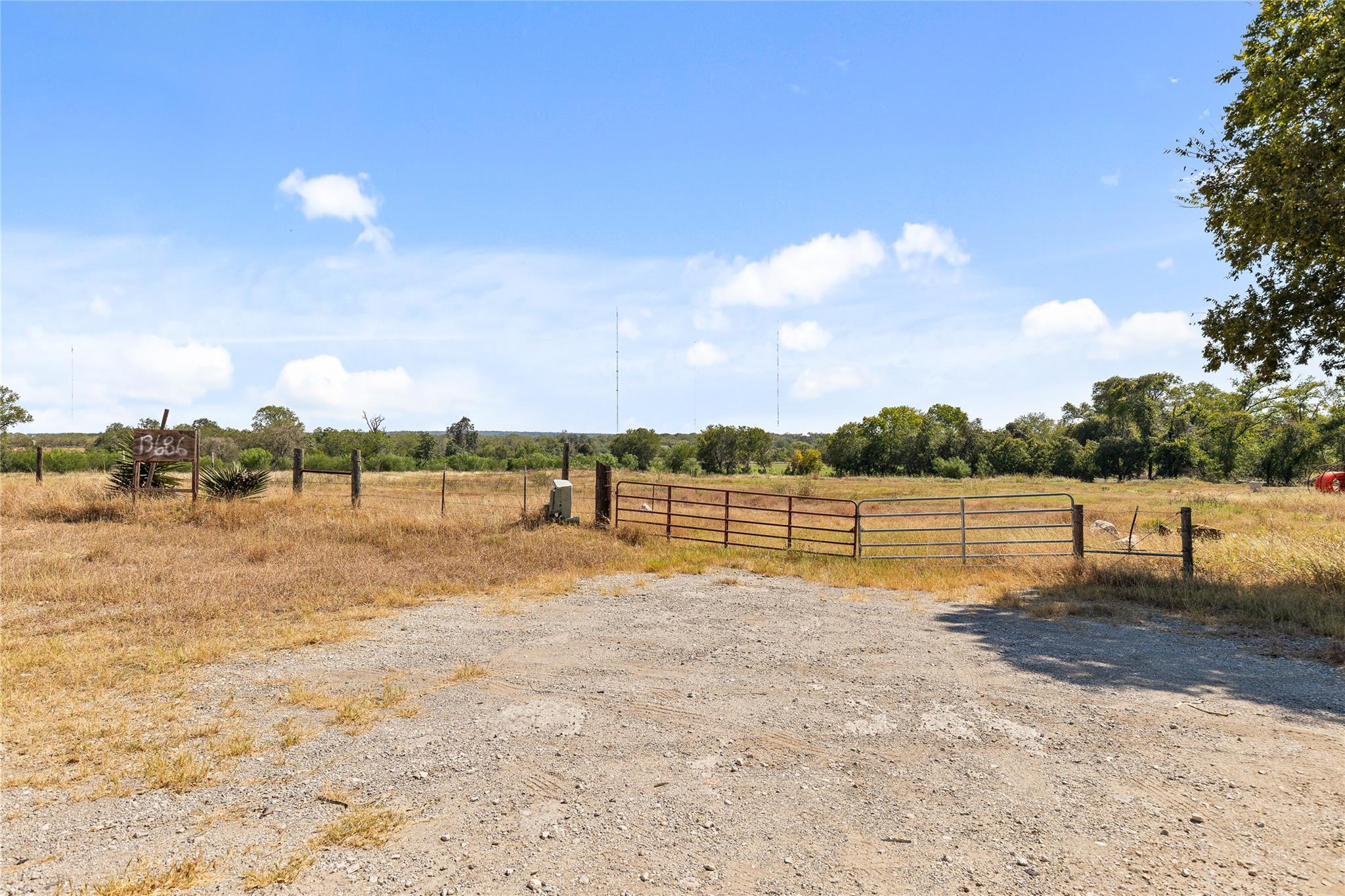 13686 E LOOP 1604 S LOOP